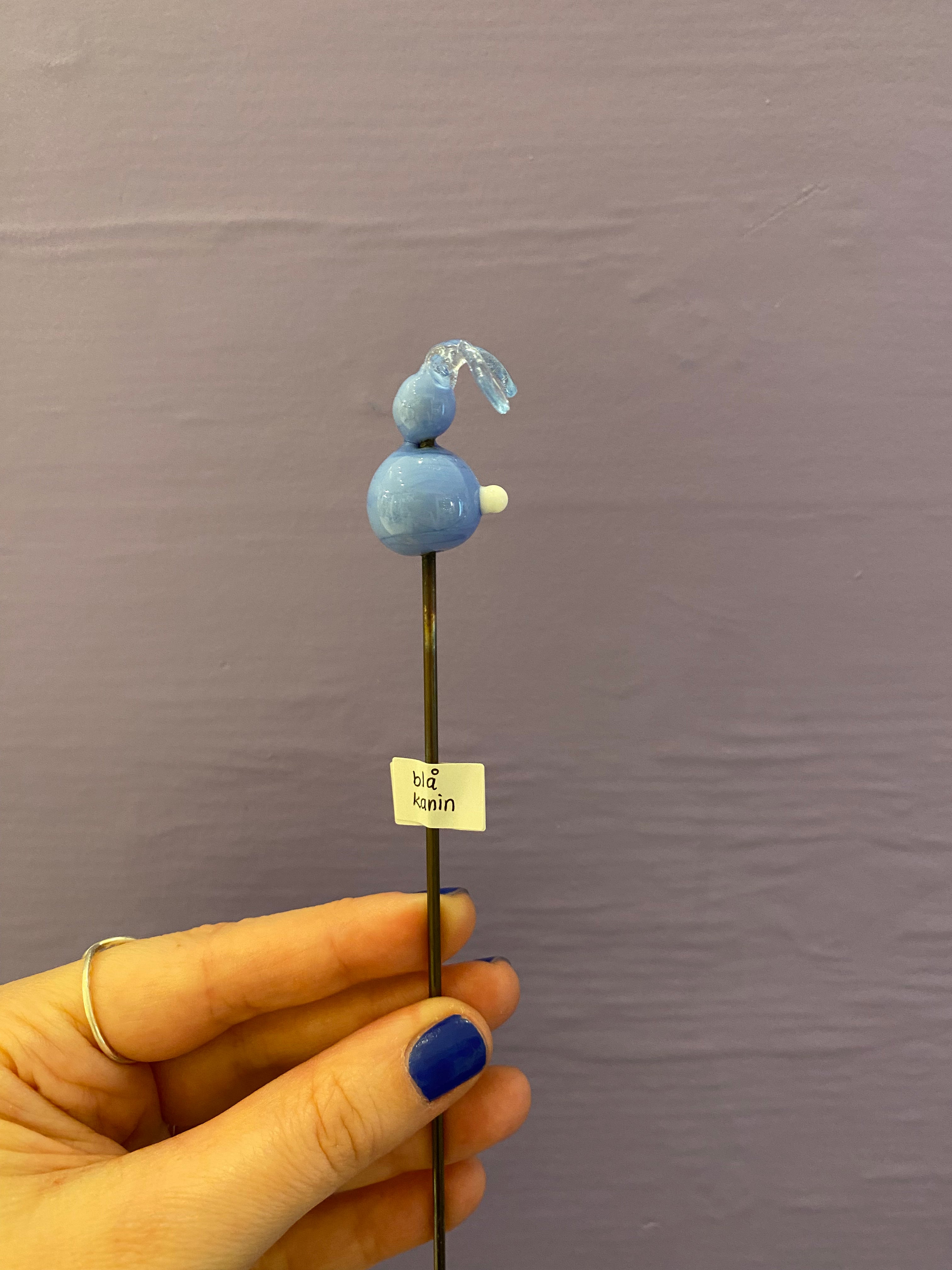 Blå kanin - Glas pindefigur