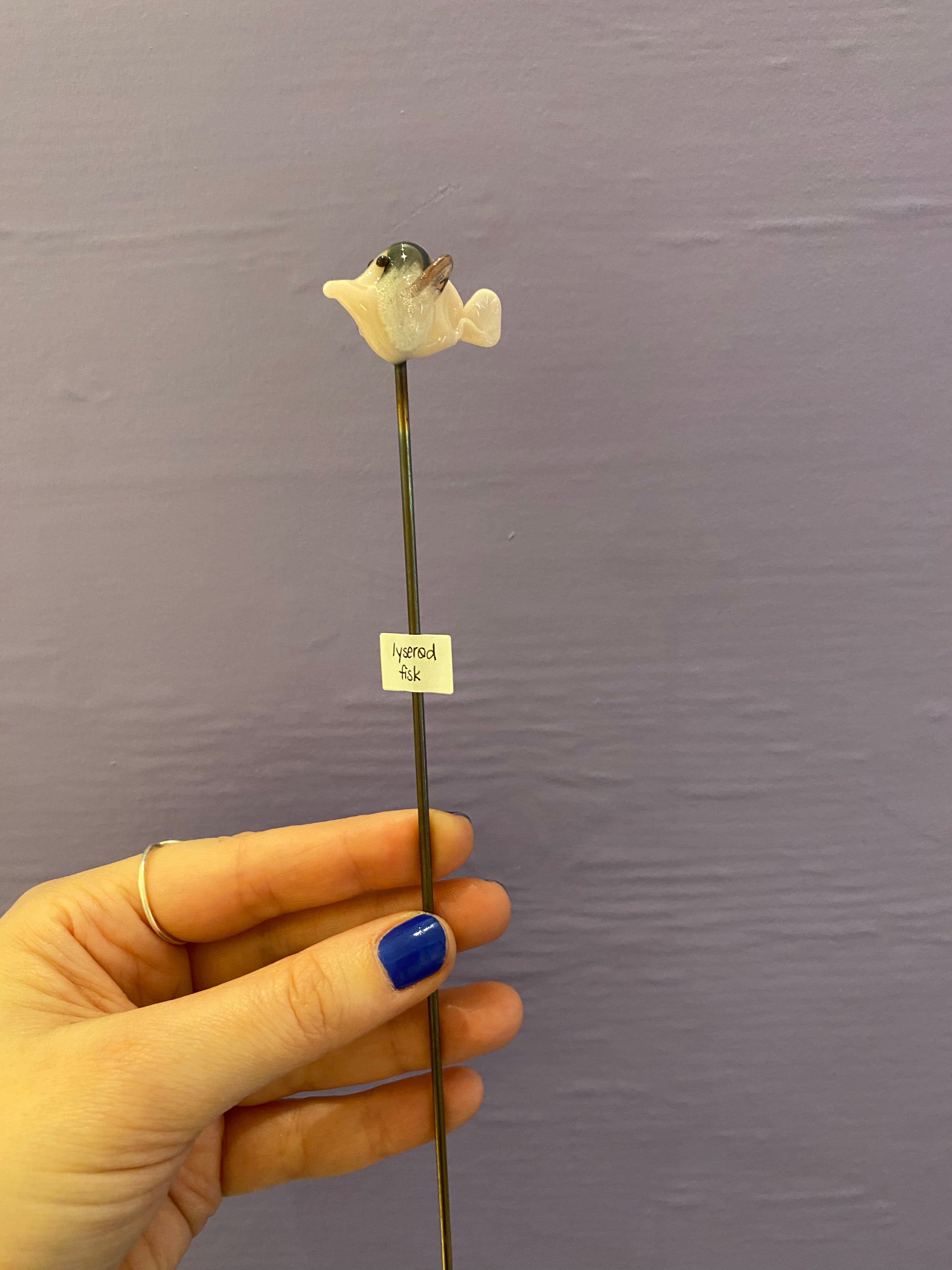 Lyserød fisk - Glas pindefigur