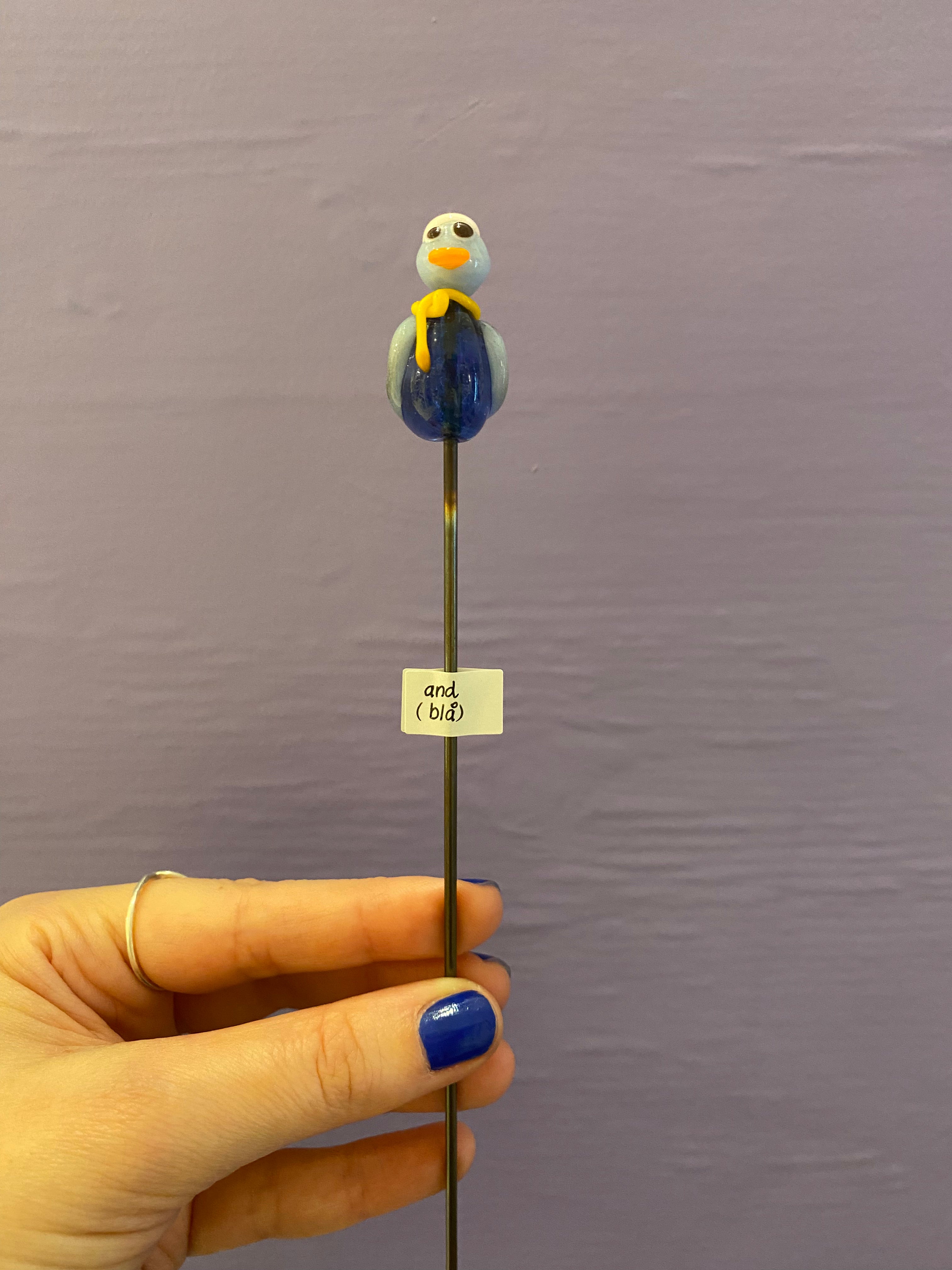 And (blå) - Glas pindefigur