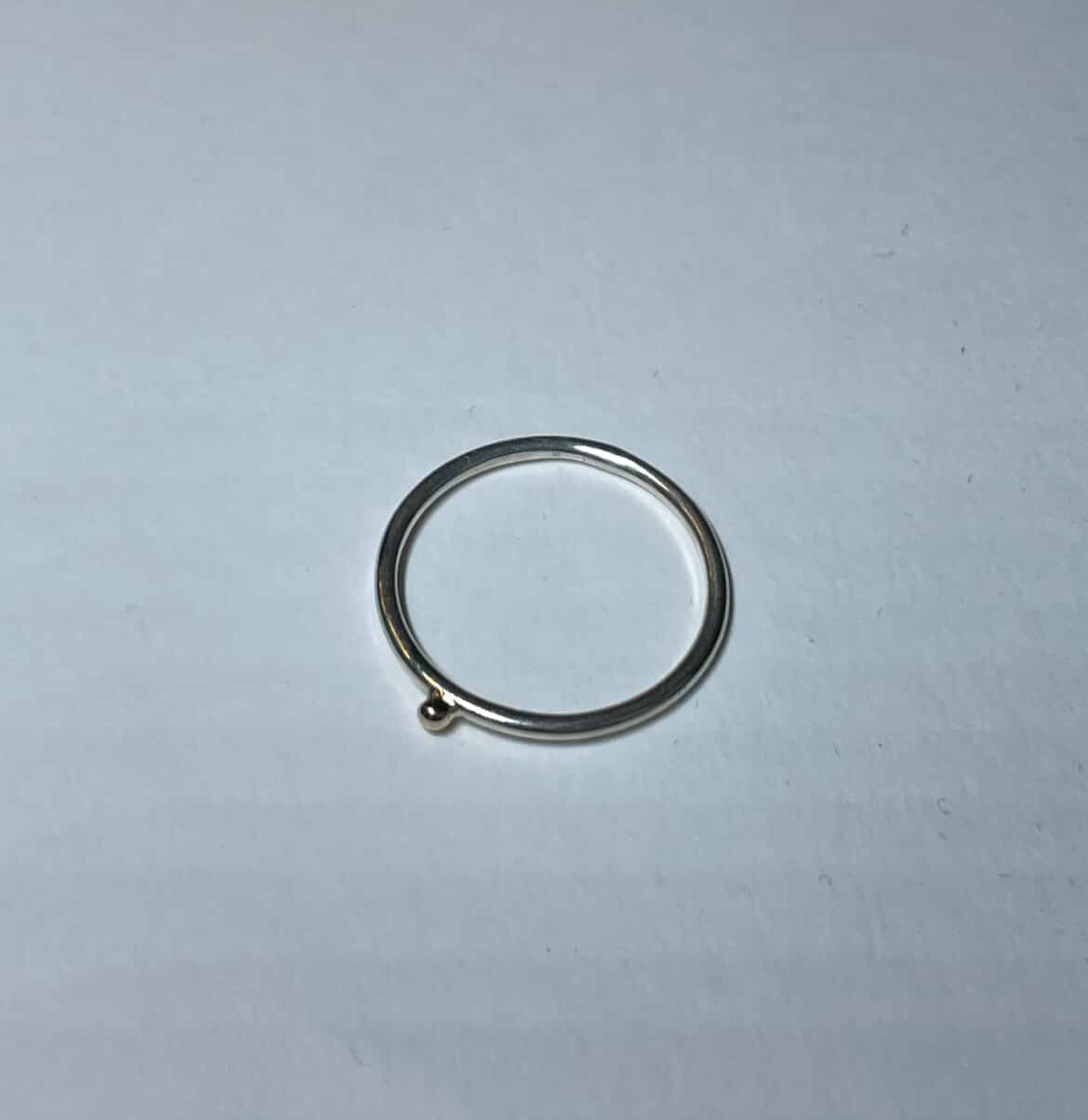 Sølvring med guldkugle (str. 58)