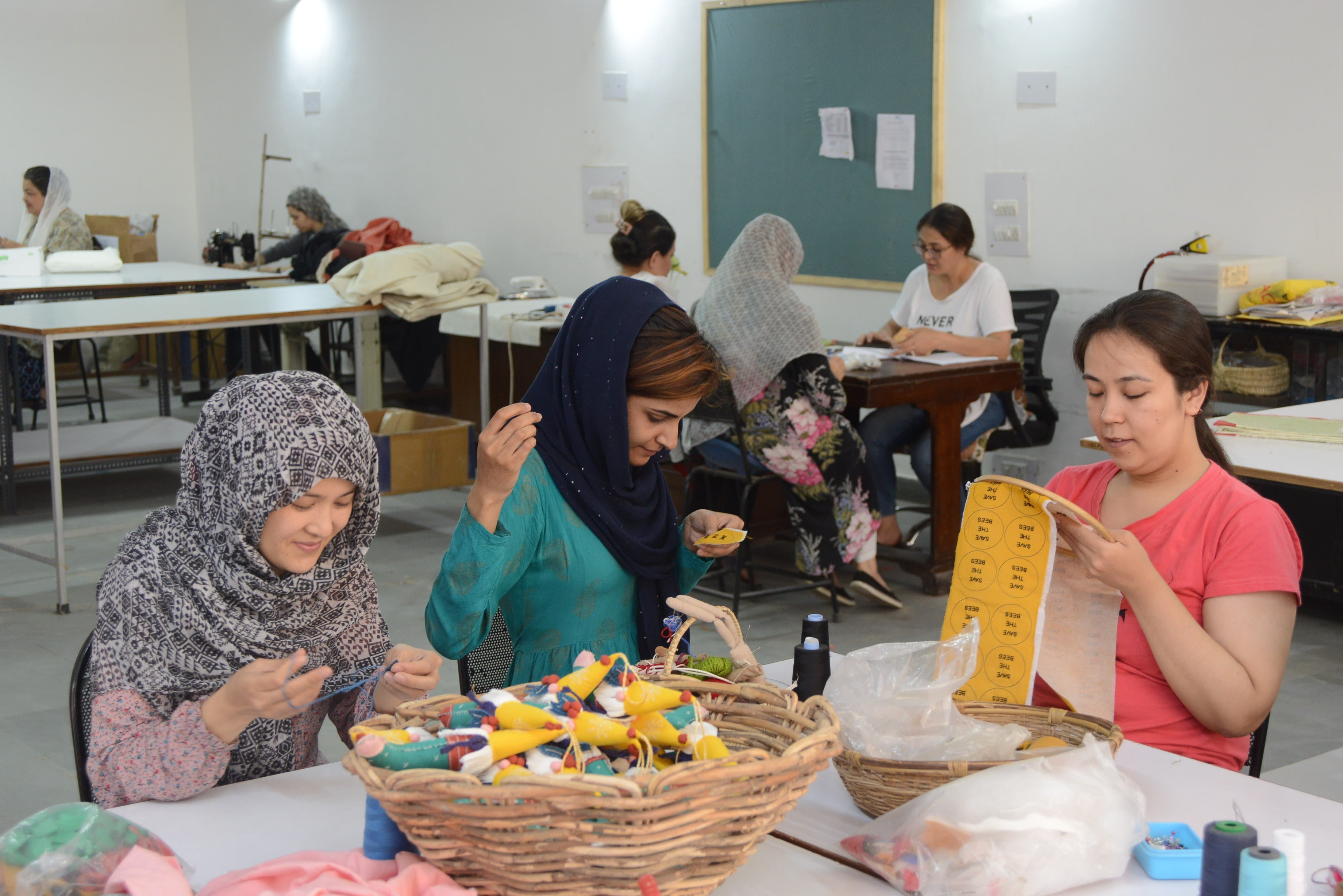 Broderet clutch med fredssymbol