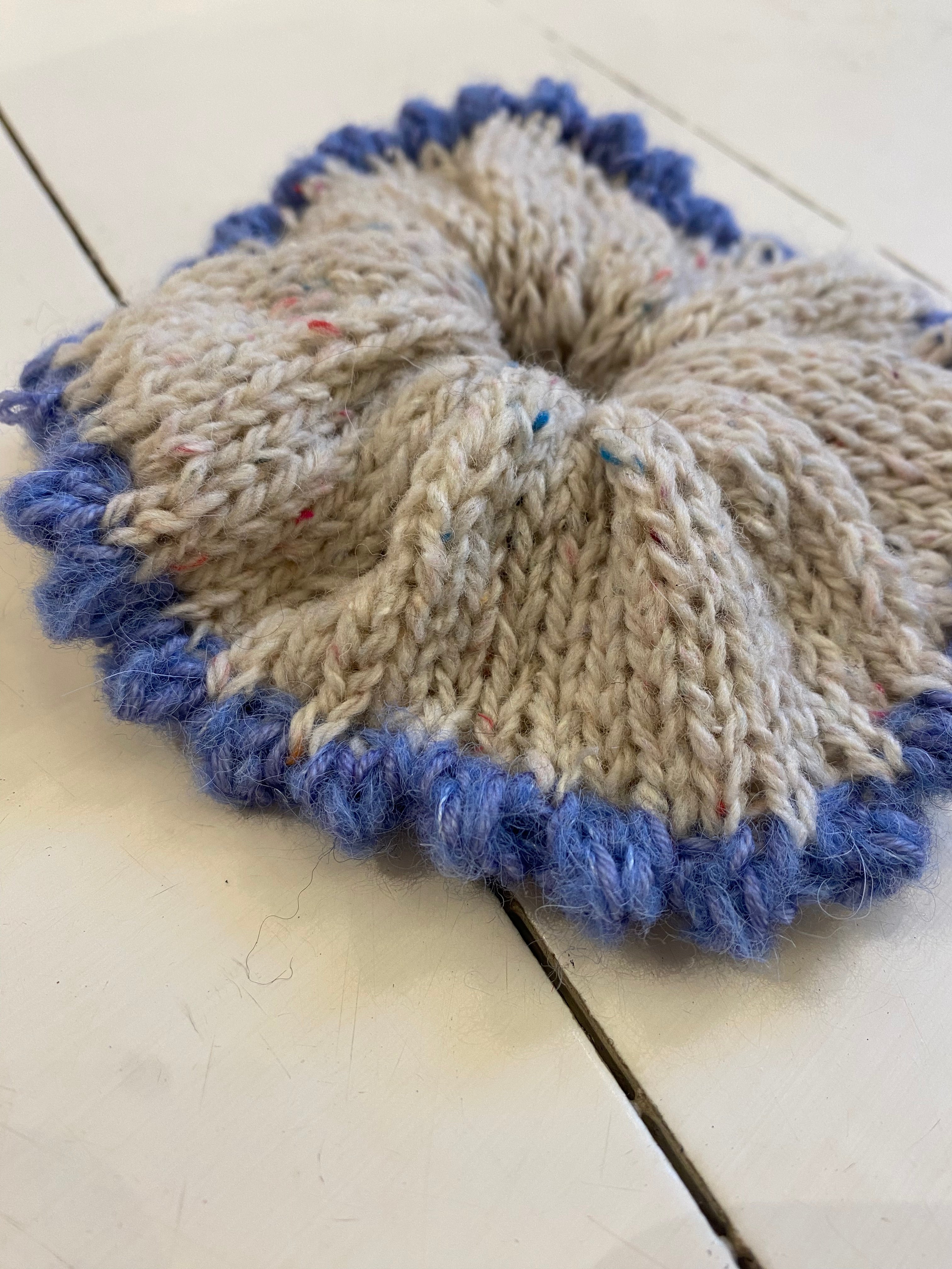 Picot scrunchie hvid/blå