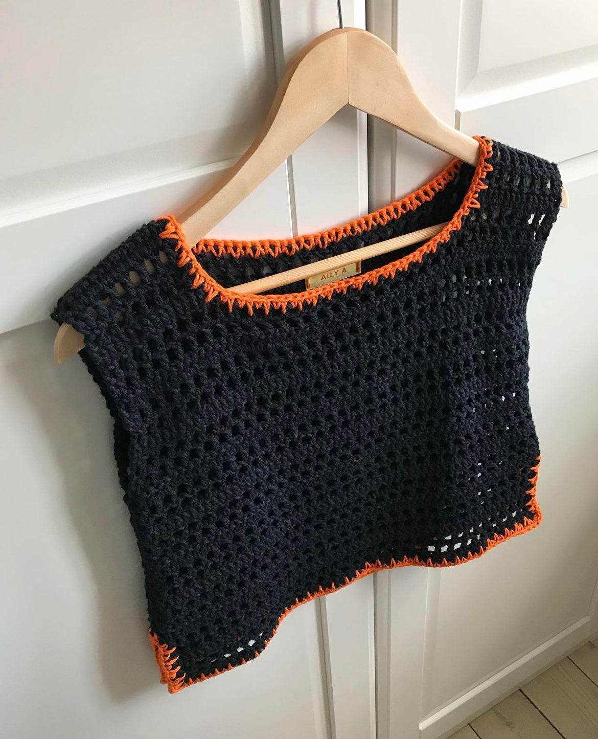 Hæklet TOP // Sort med orange kant