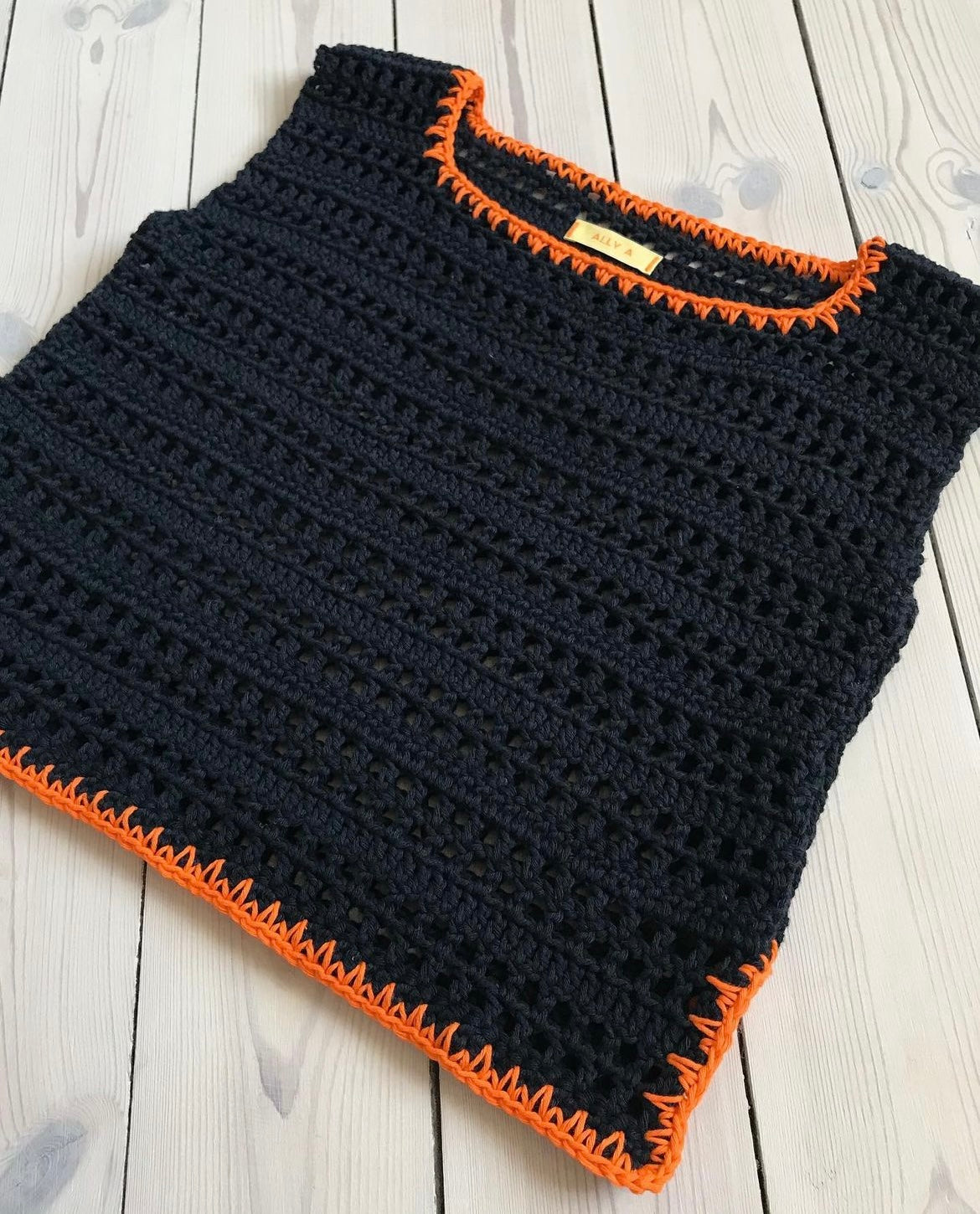 Hæklet TOP // Sort med orange kant