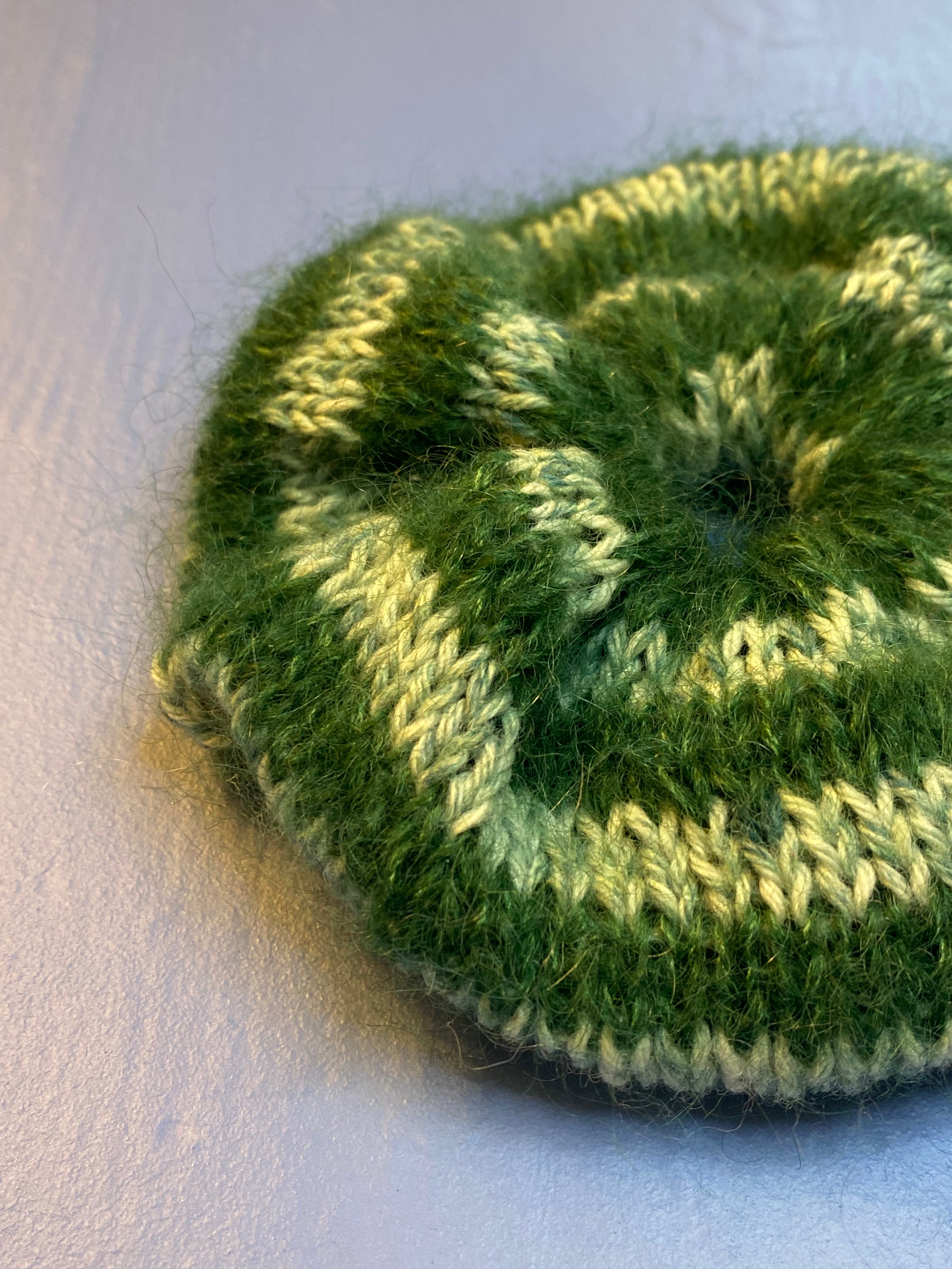 Stribet scrunchie, grønstribet