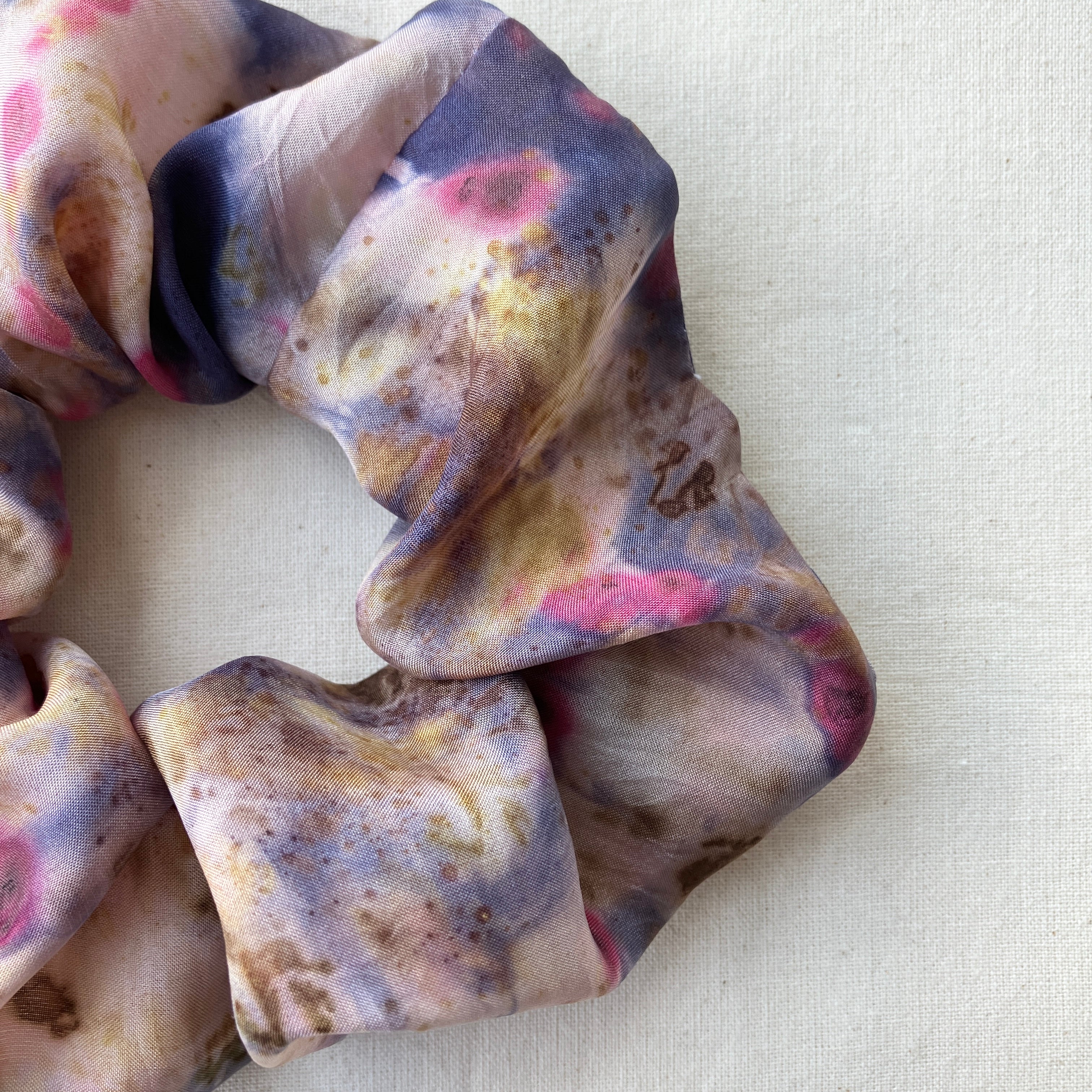 Plantefarvet scrunchie 3