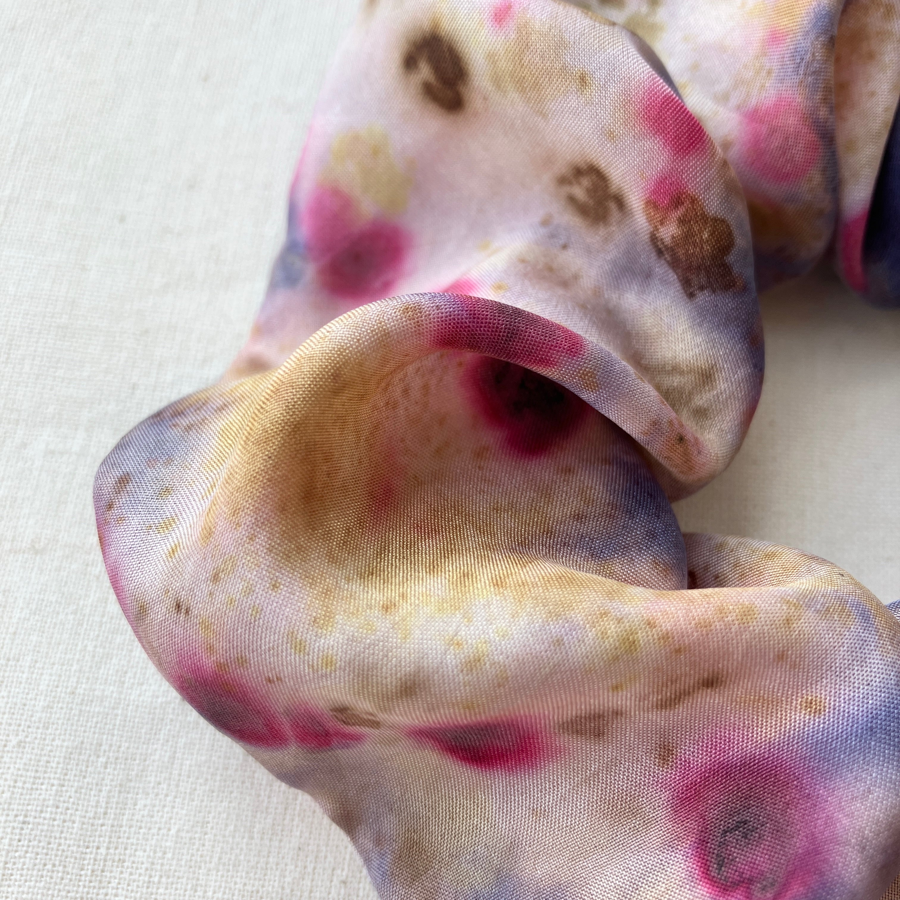 Plantefarvet scrunchie 3