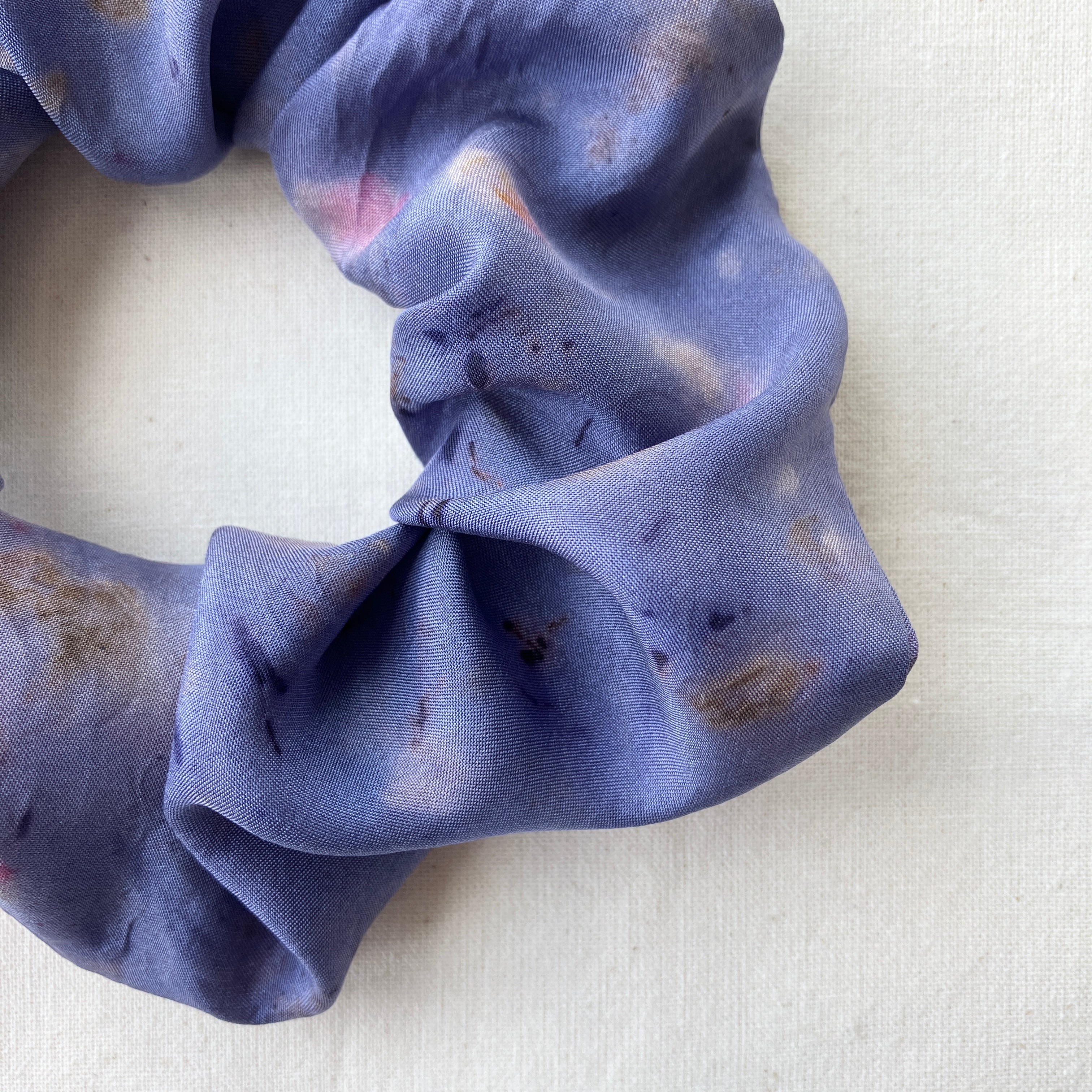Plantefarvet scrunchie 1