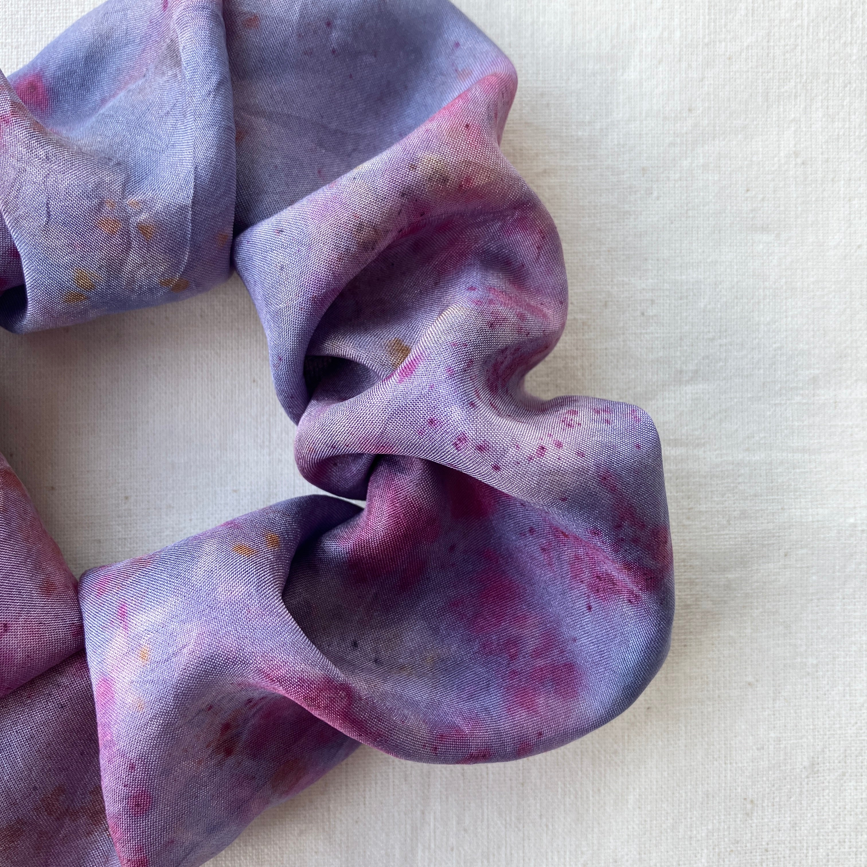 Plantefarvet scrunchie 2