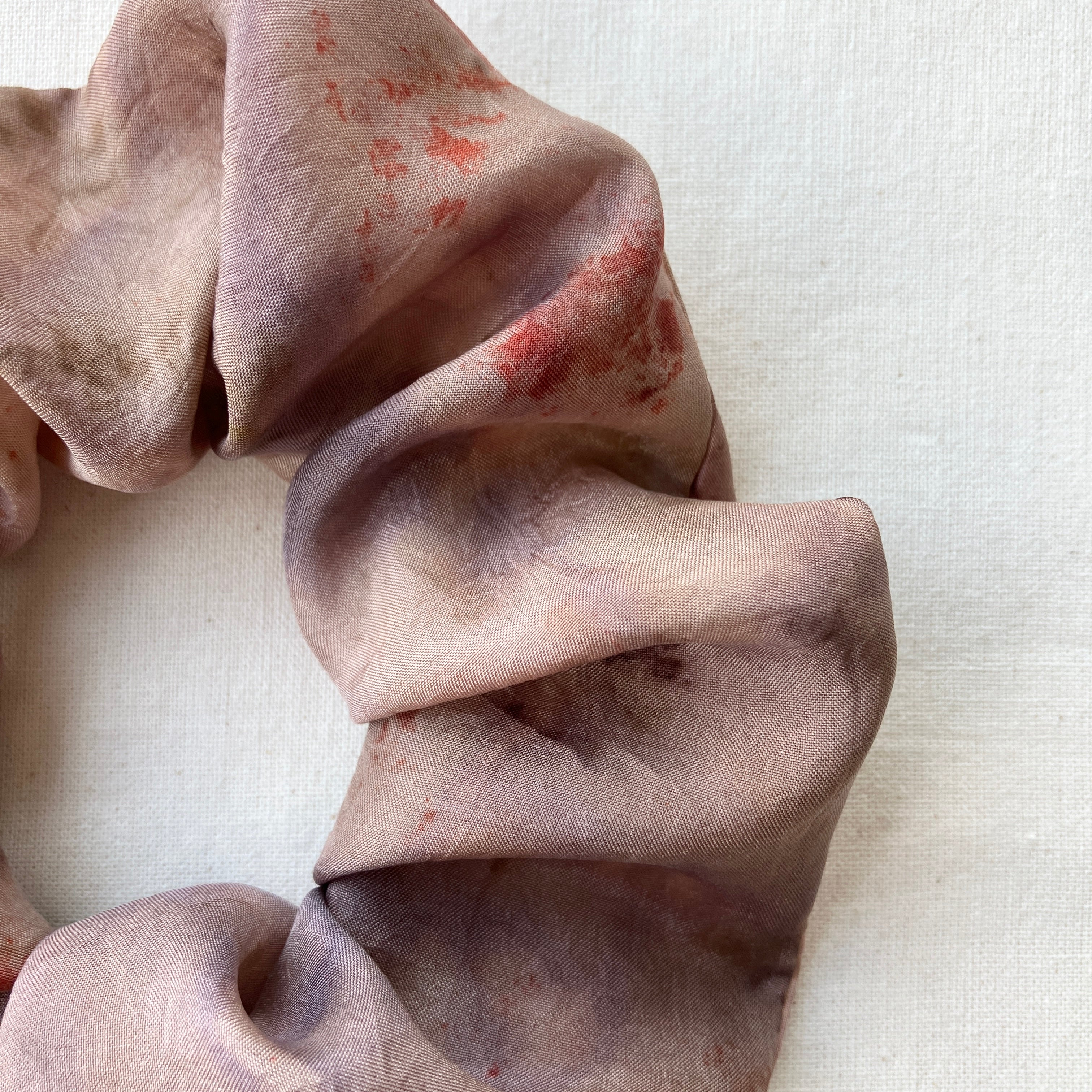 Plantefarvet scrunchie 5