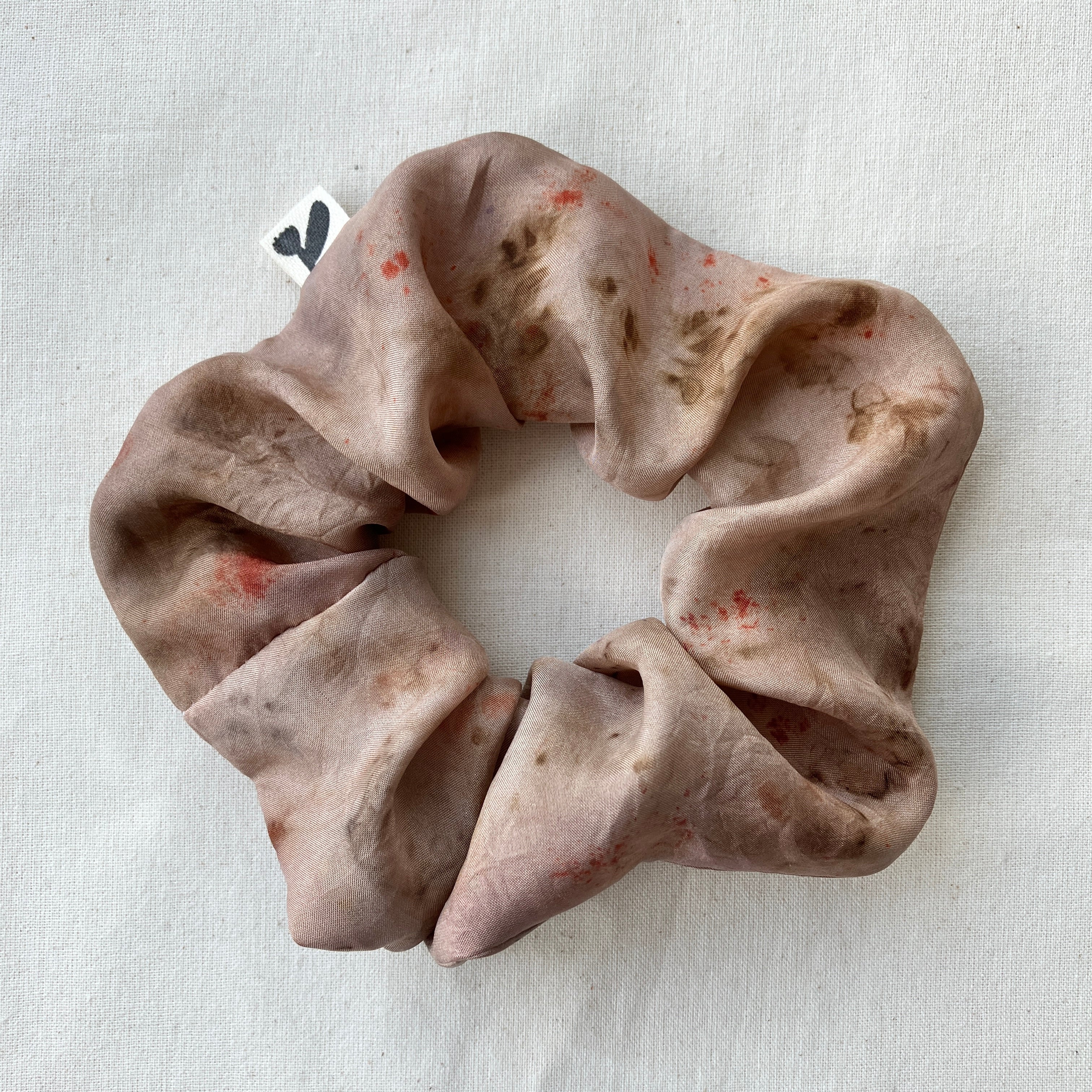 Plantefarvet scrunchie 6