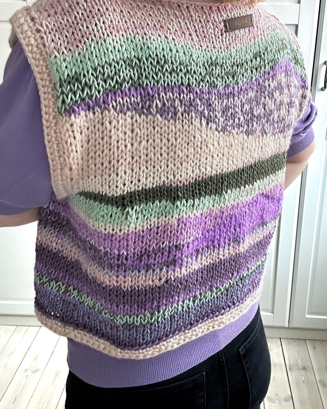 Strikket VEST af restegarn - lilla/grøn