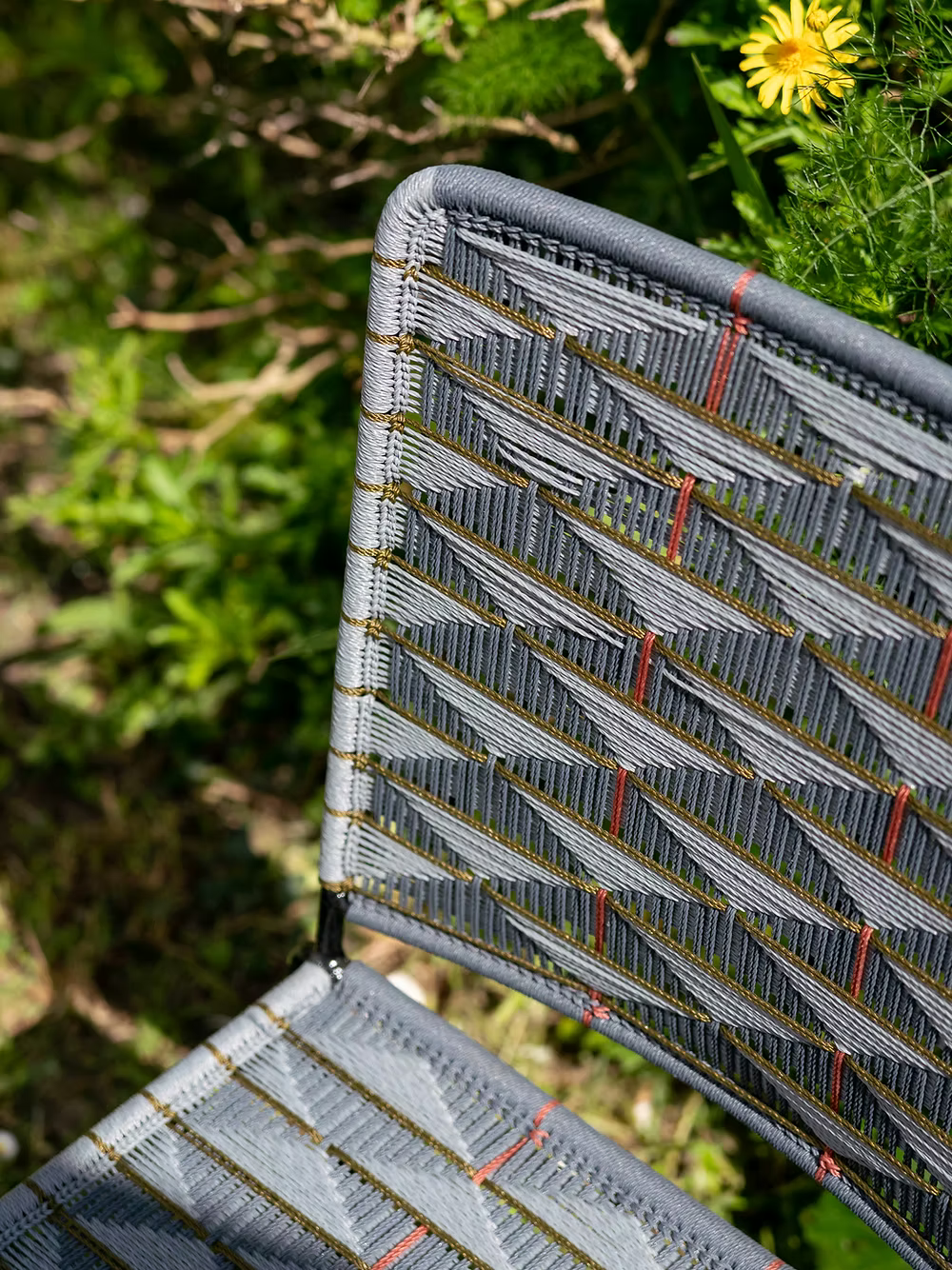 PRE-ORDER Håndflettet spisebordsstol - Grå med guld og rød stribe