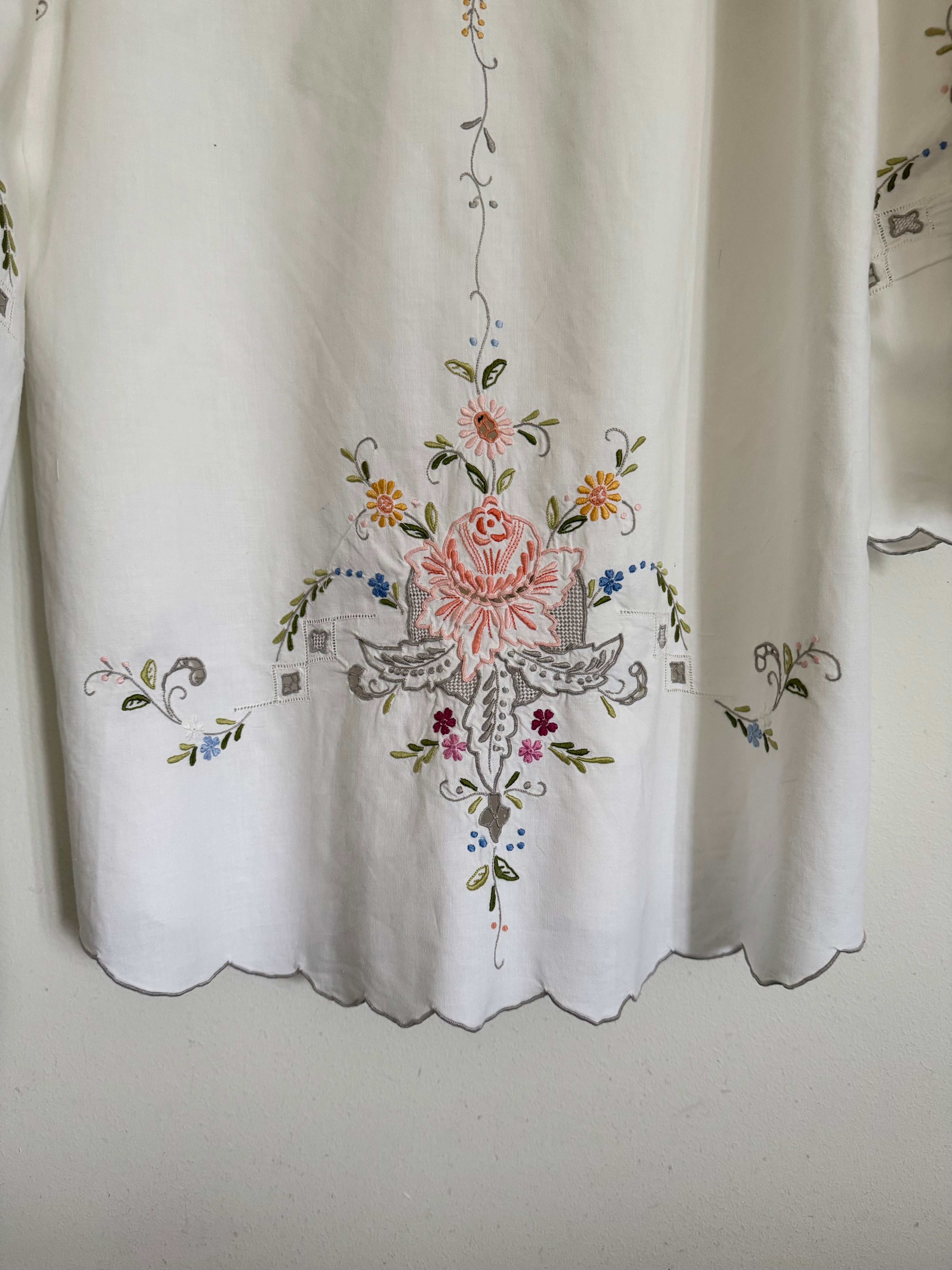 Hvid skjorte med broderede blomster