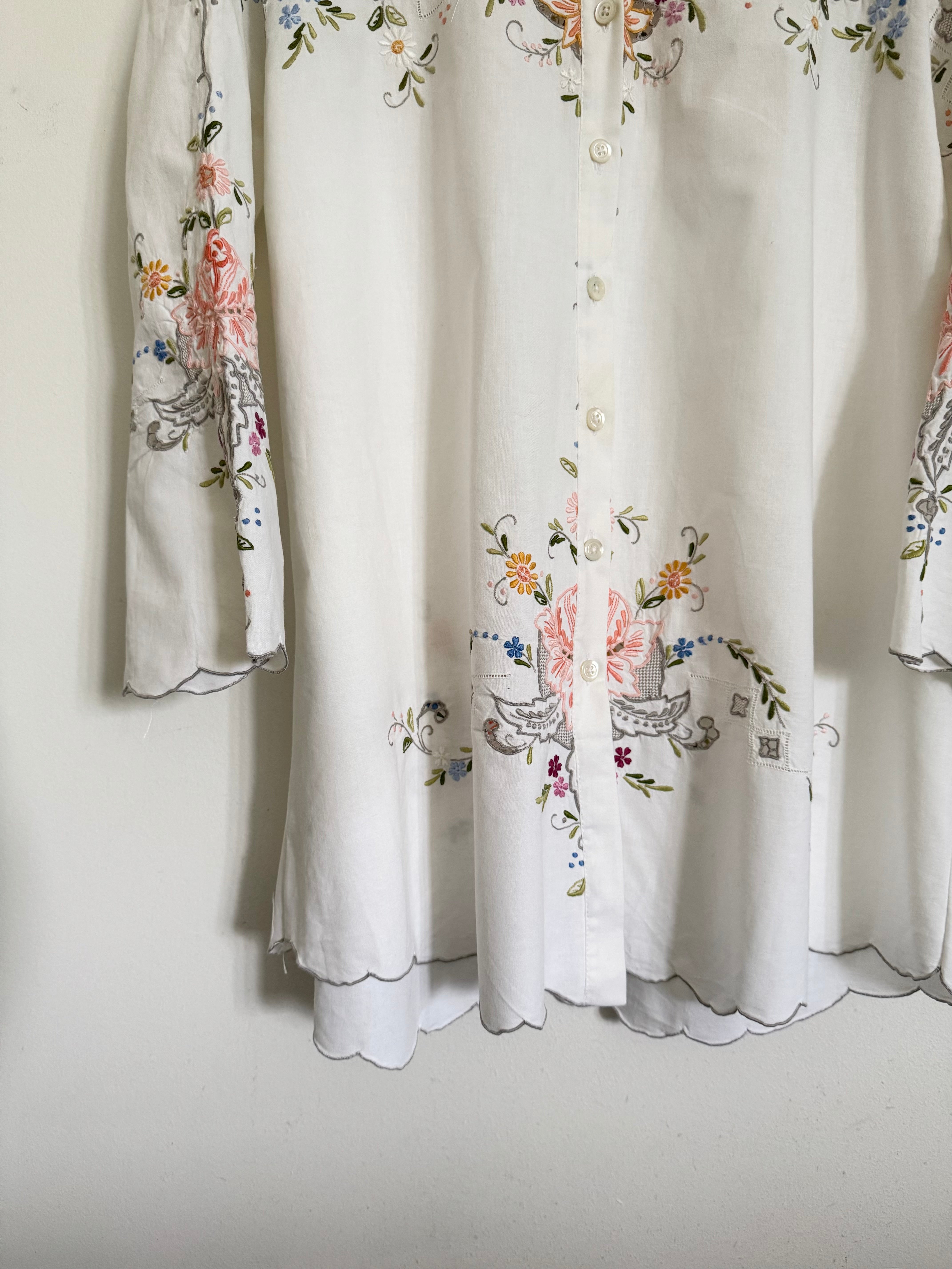 Hvid skjorte med broderede blomster