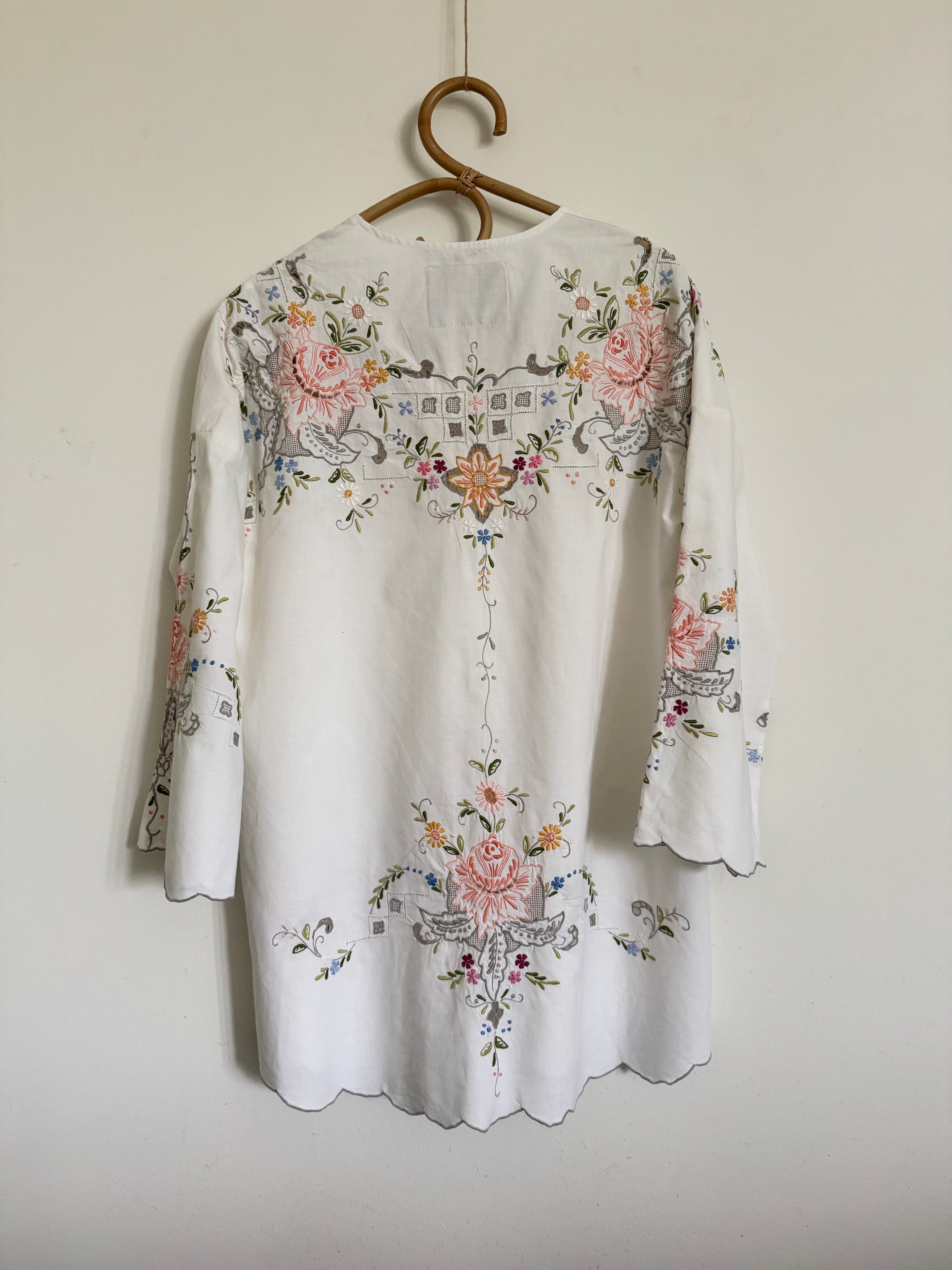 Hvid skjorte med broderede blomster