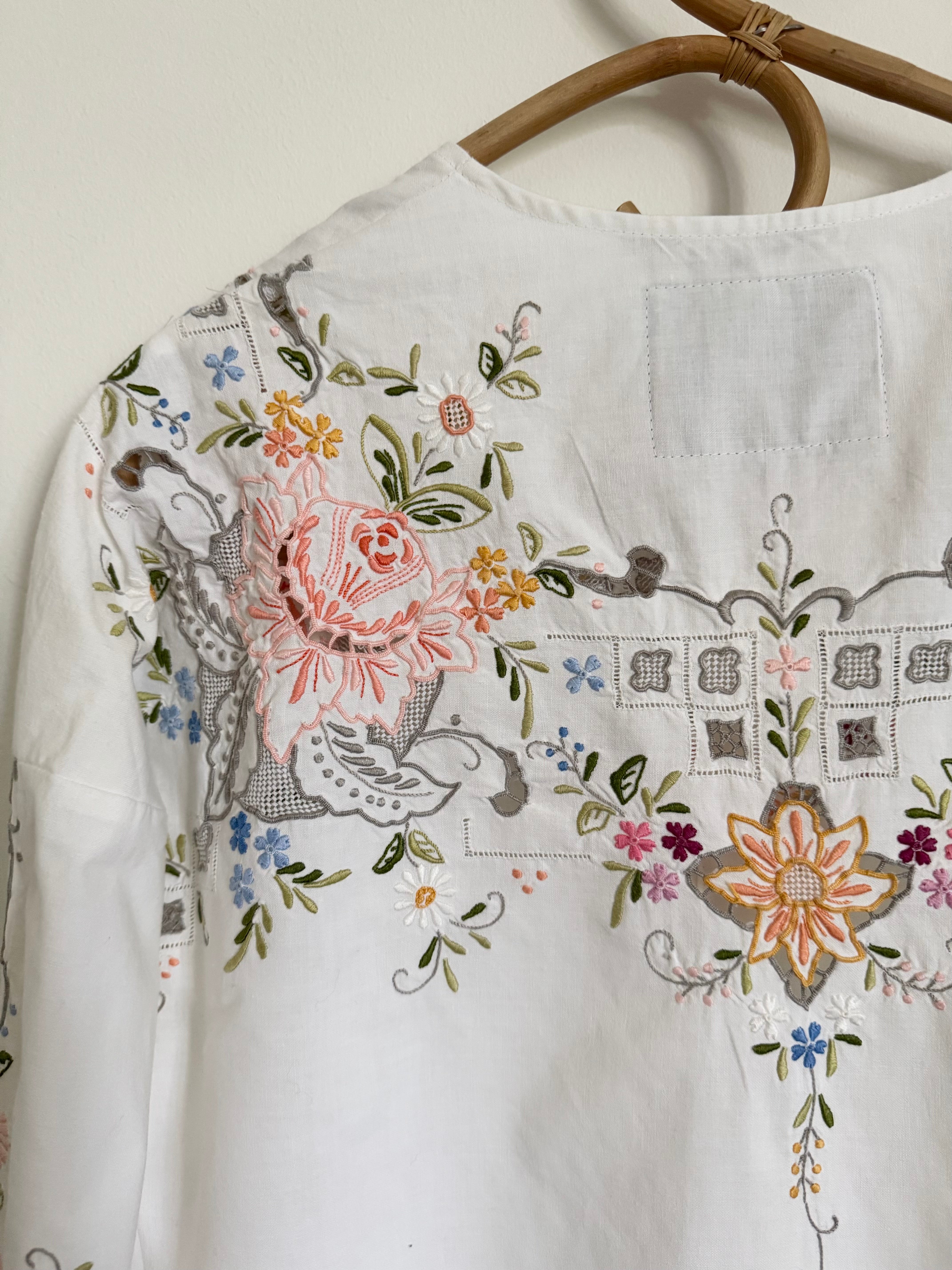 Hvid skjorte med broderede blomster