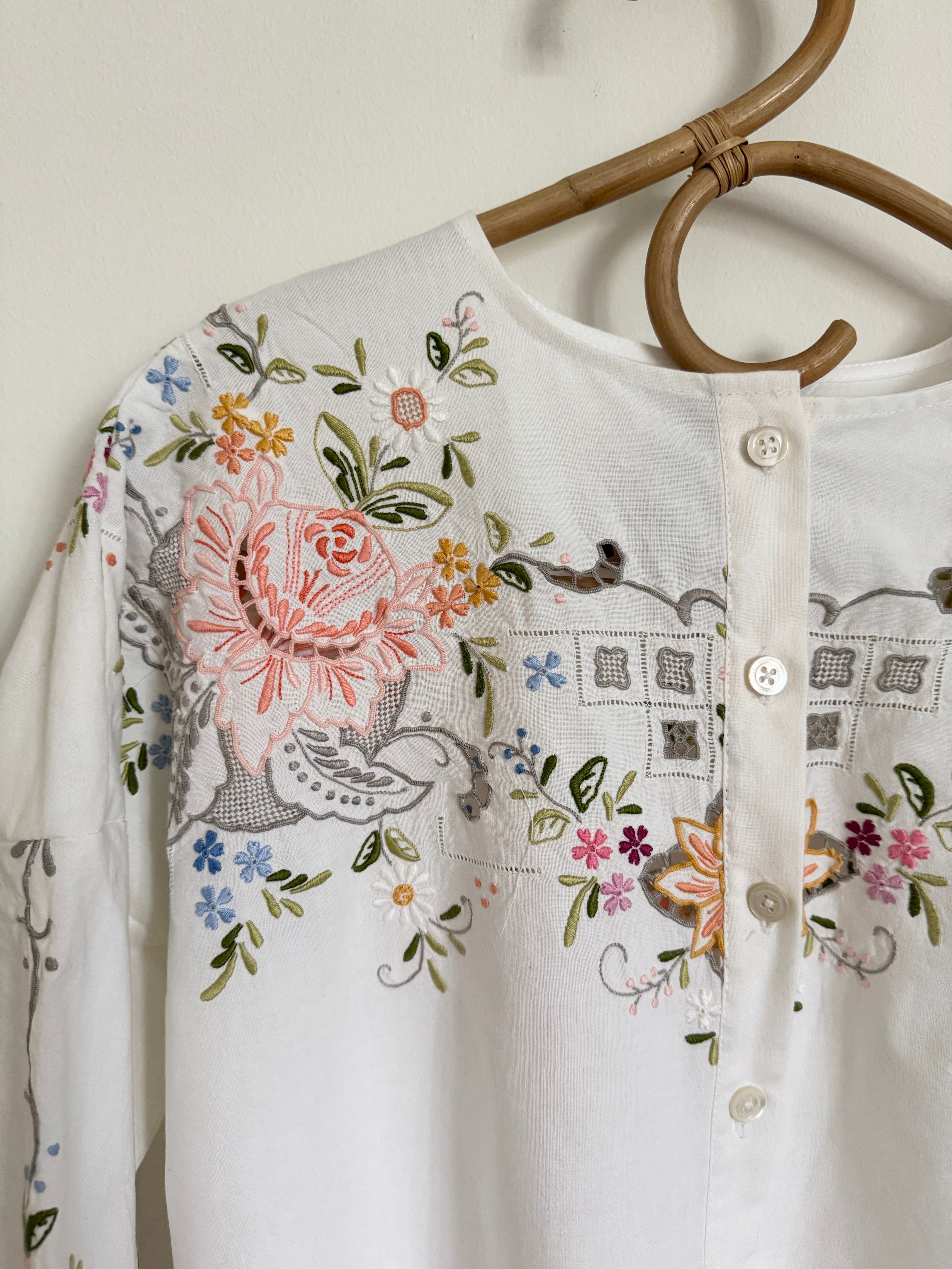 Hvid skjorte med broderede blomster