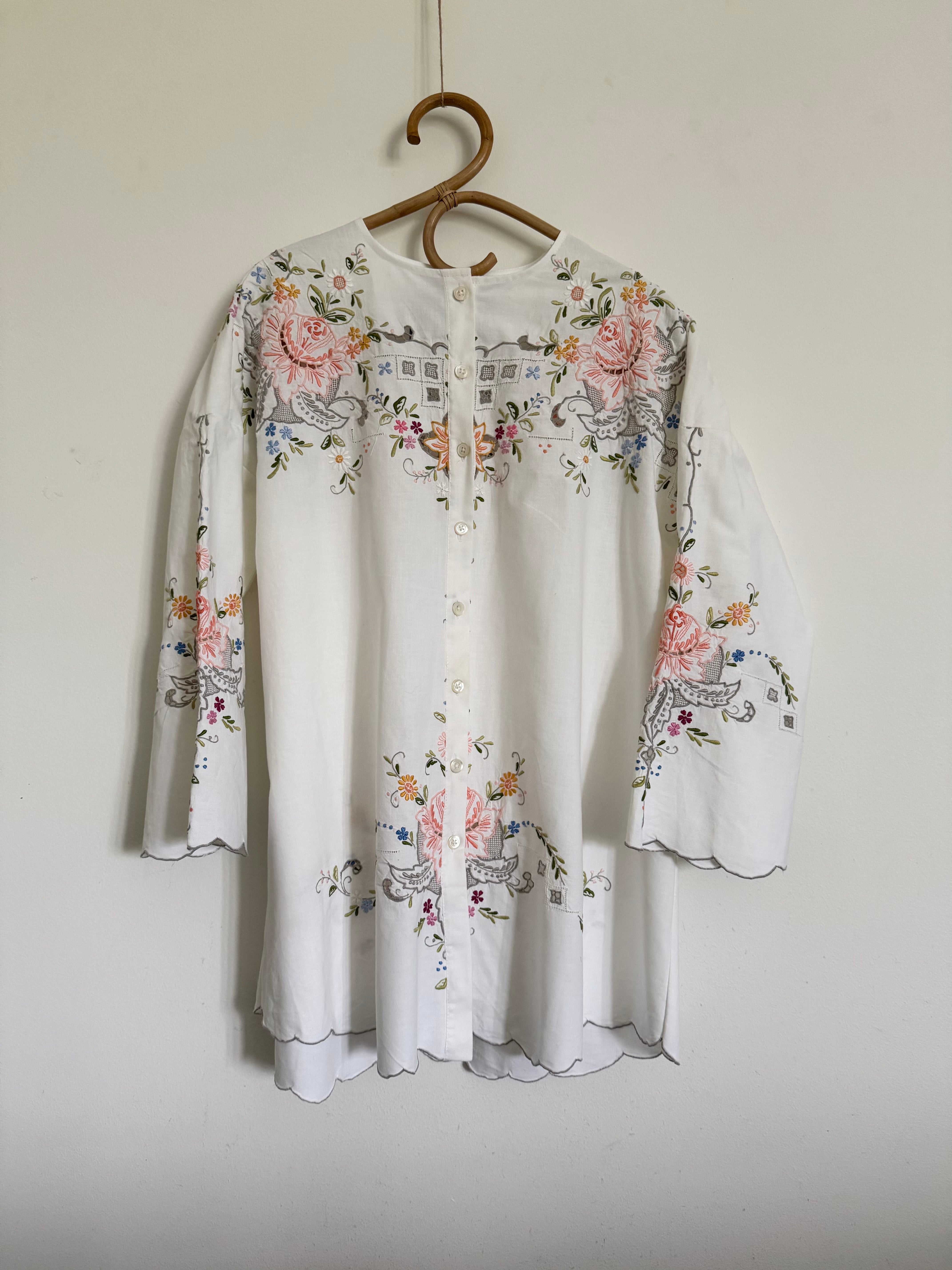 Hvid skjorte med broderede blomster