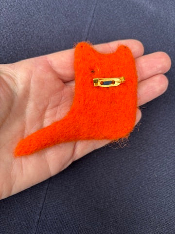 Filtet orange kat broche