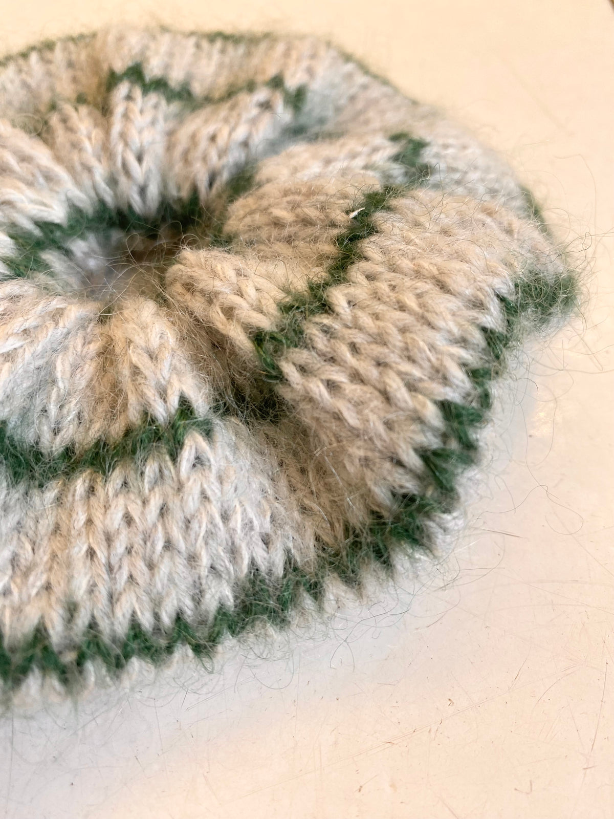 Stripet Scrunchie, lysegrå/grøn