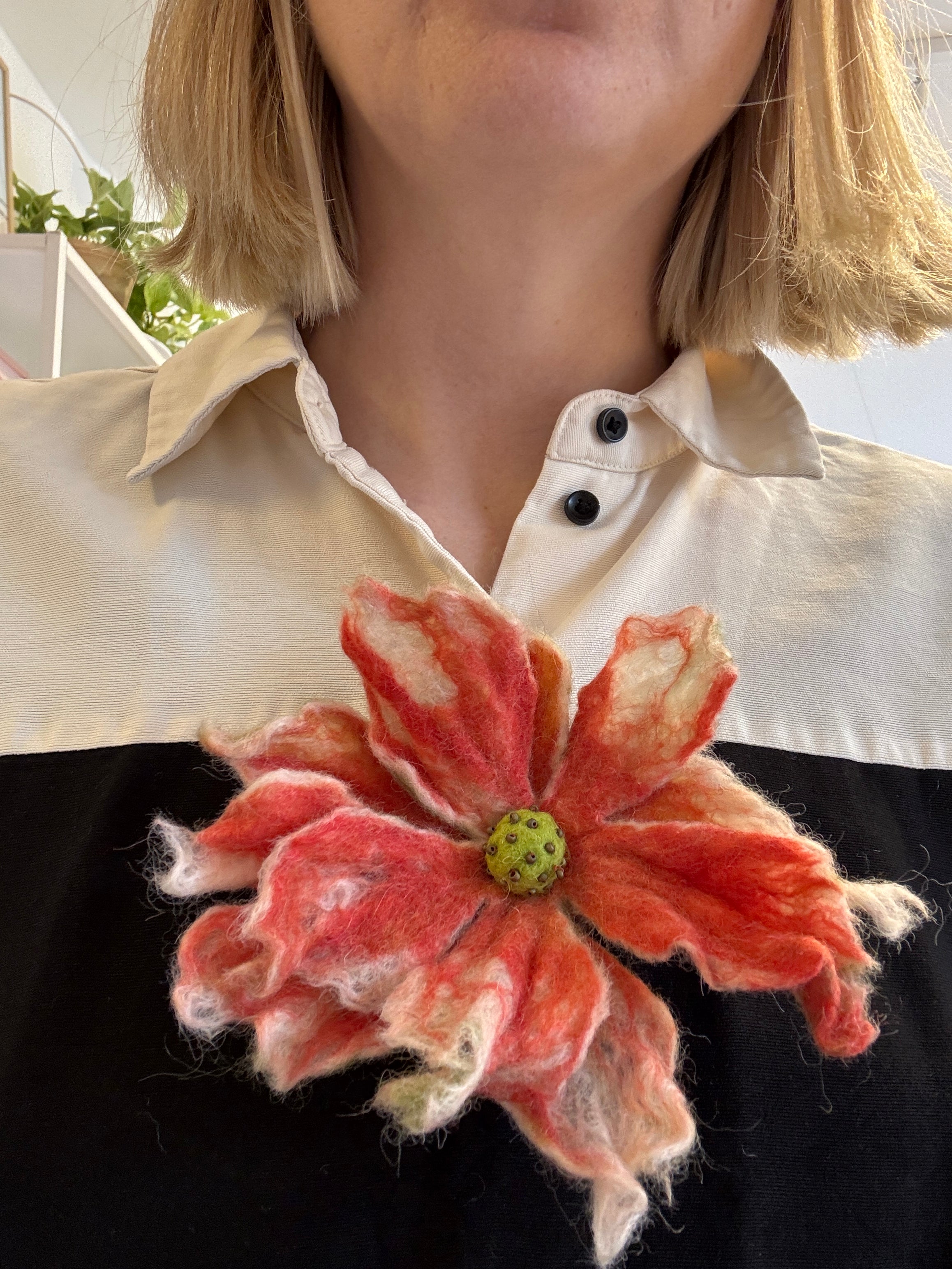 Unika broche filtet lyserød/rød blomst