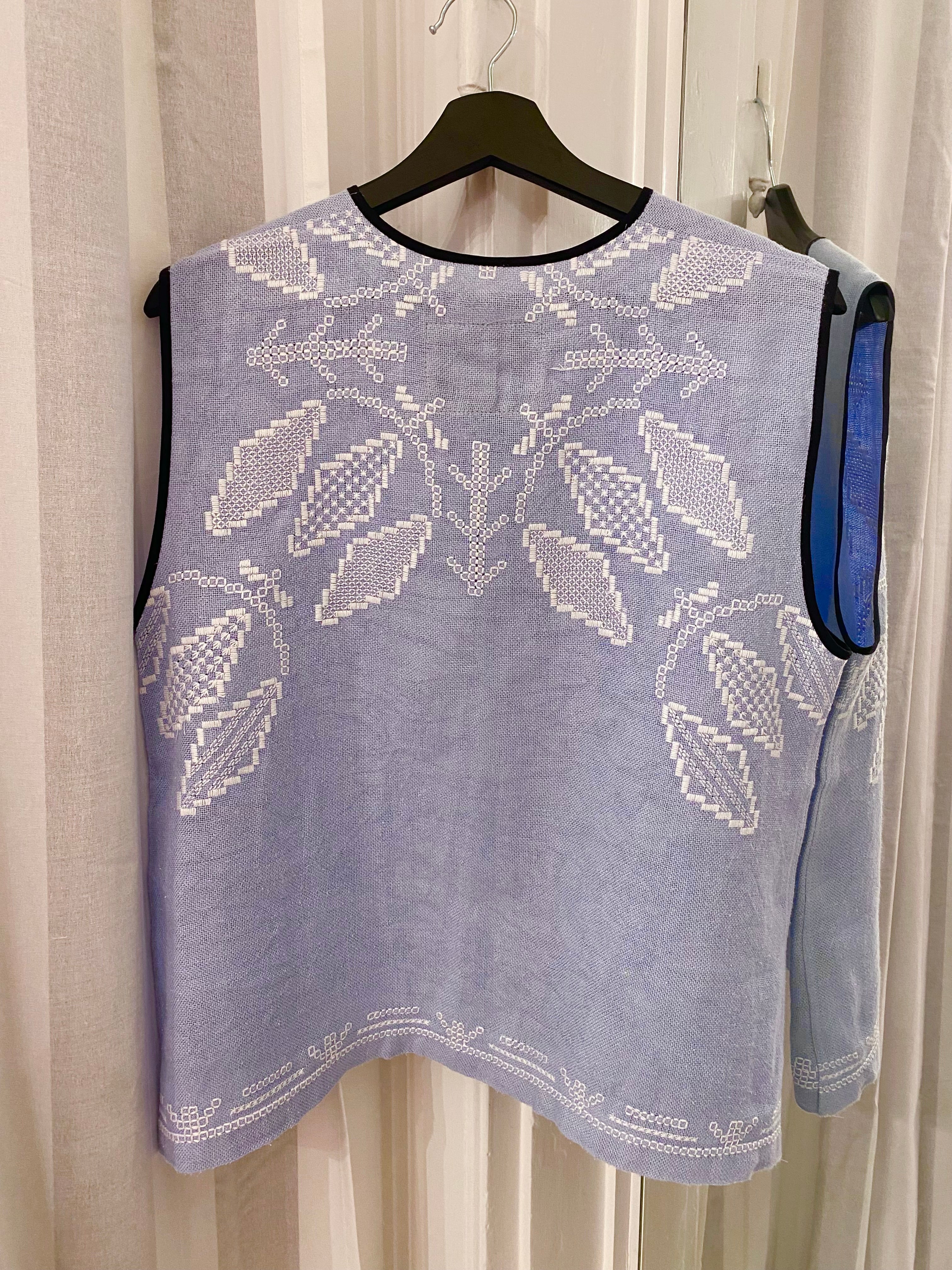 Lyseblå vest med broderi