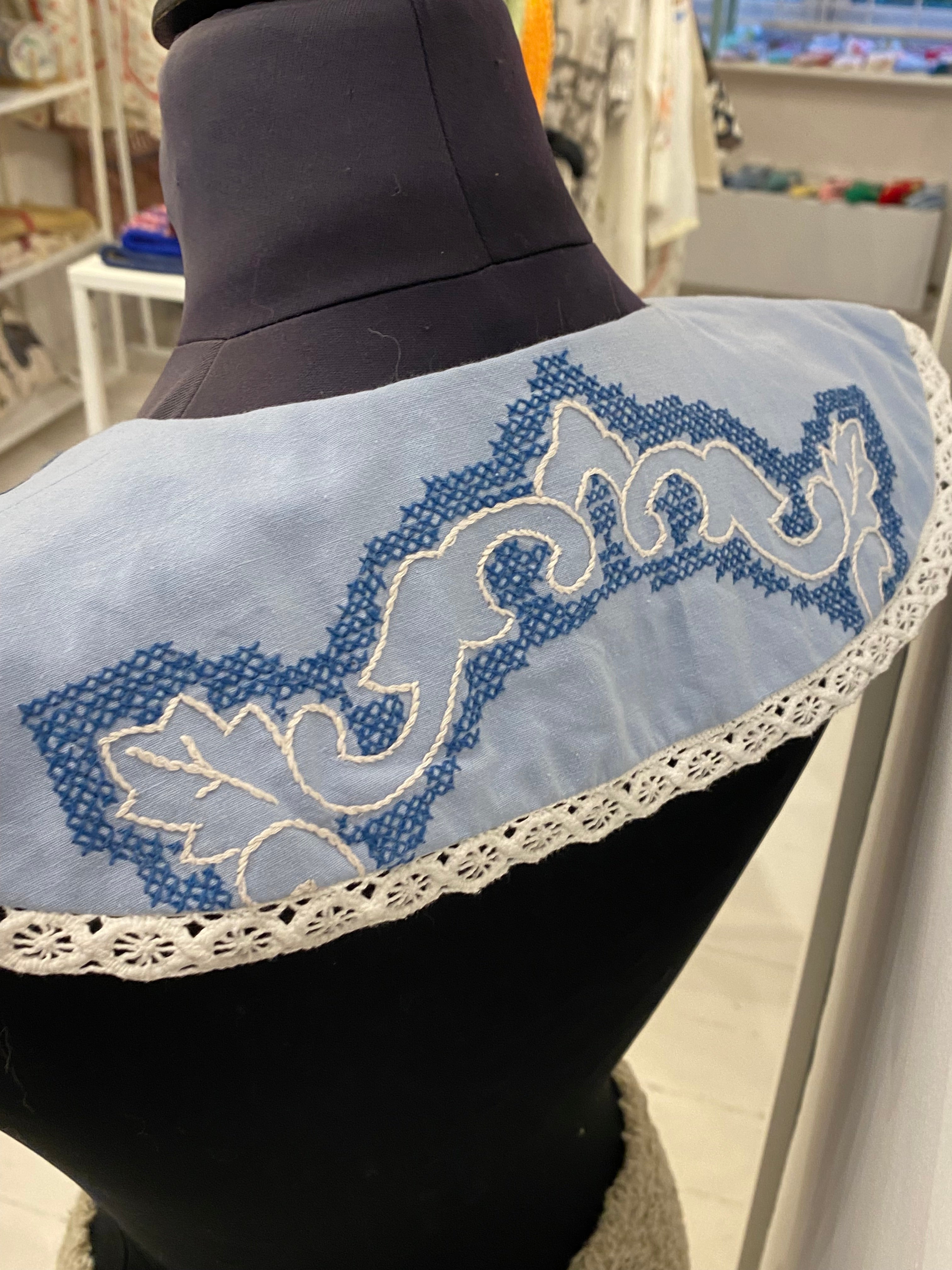 Stor krave blå med broderi 1