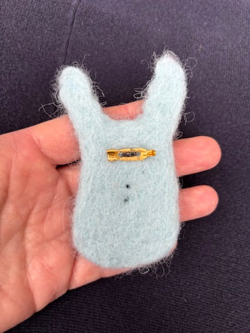 Filtet blå kanin med sløjfe broche