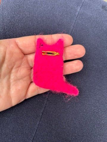 Filtet pink kat med striber broche