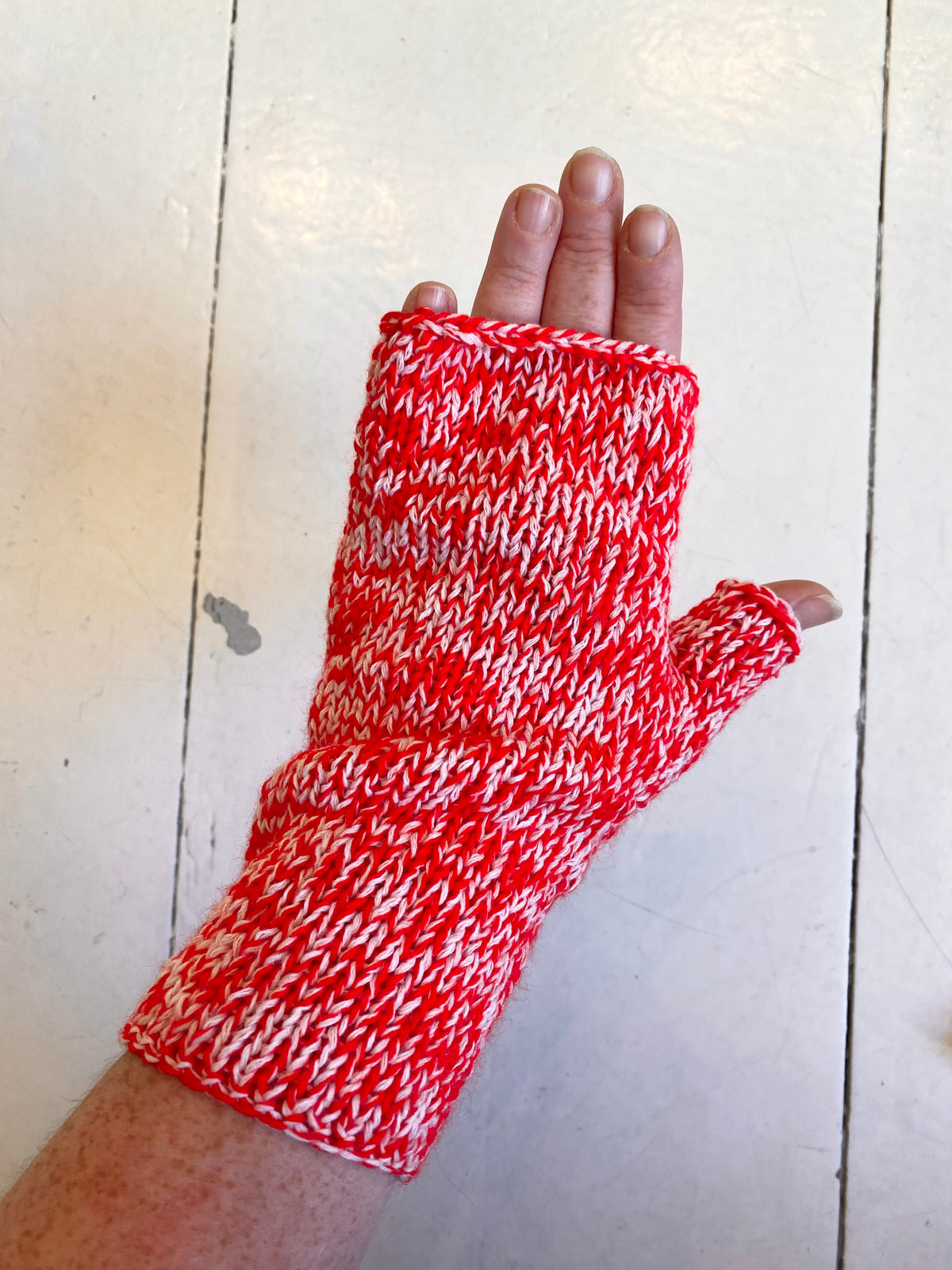 Fingerless gloves, red/white