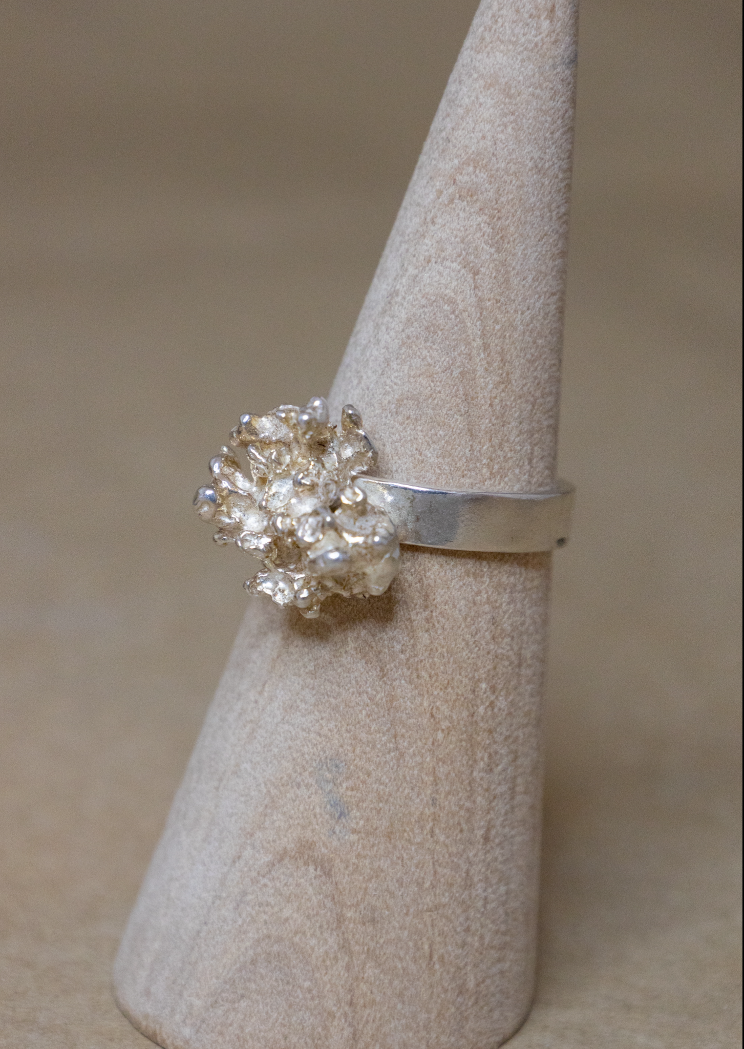 Organisk sølvring støbt i salt (str. 56,5)