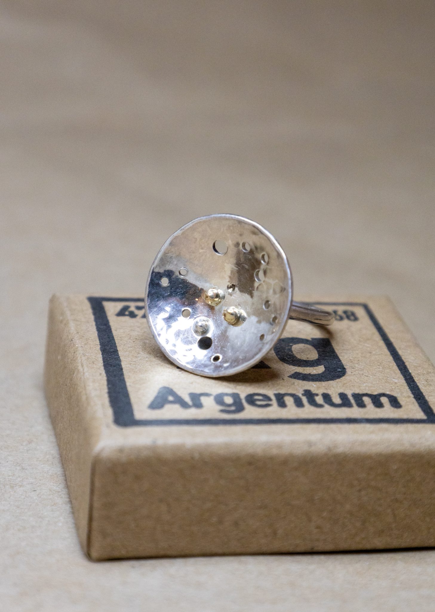 Unika sølvring med guldkugler (str. 56)