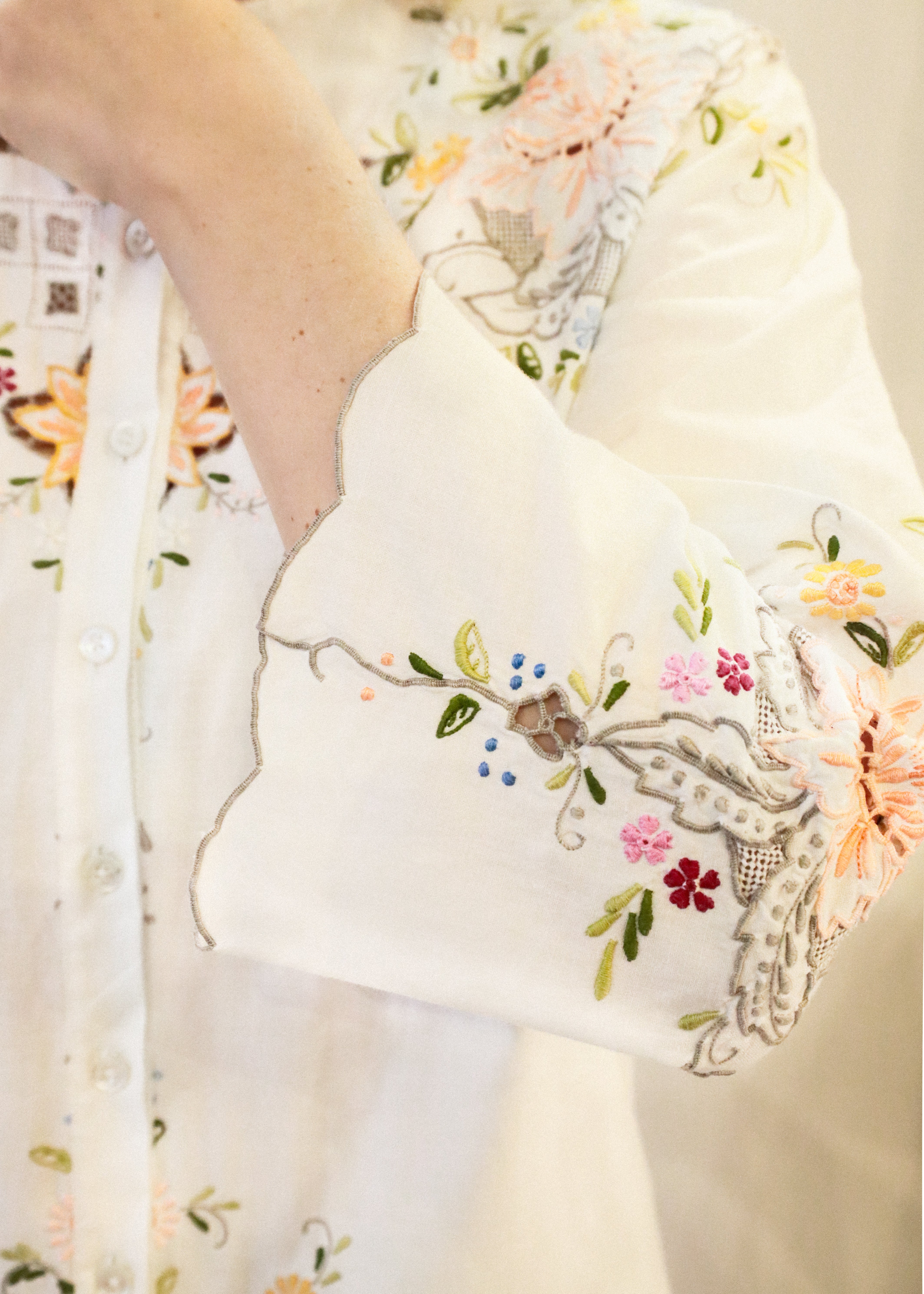 Hvid skjorte med broderede blomster