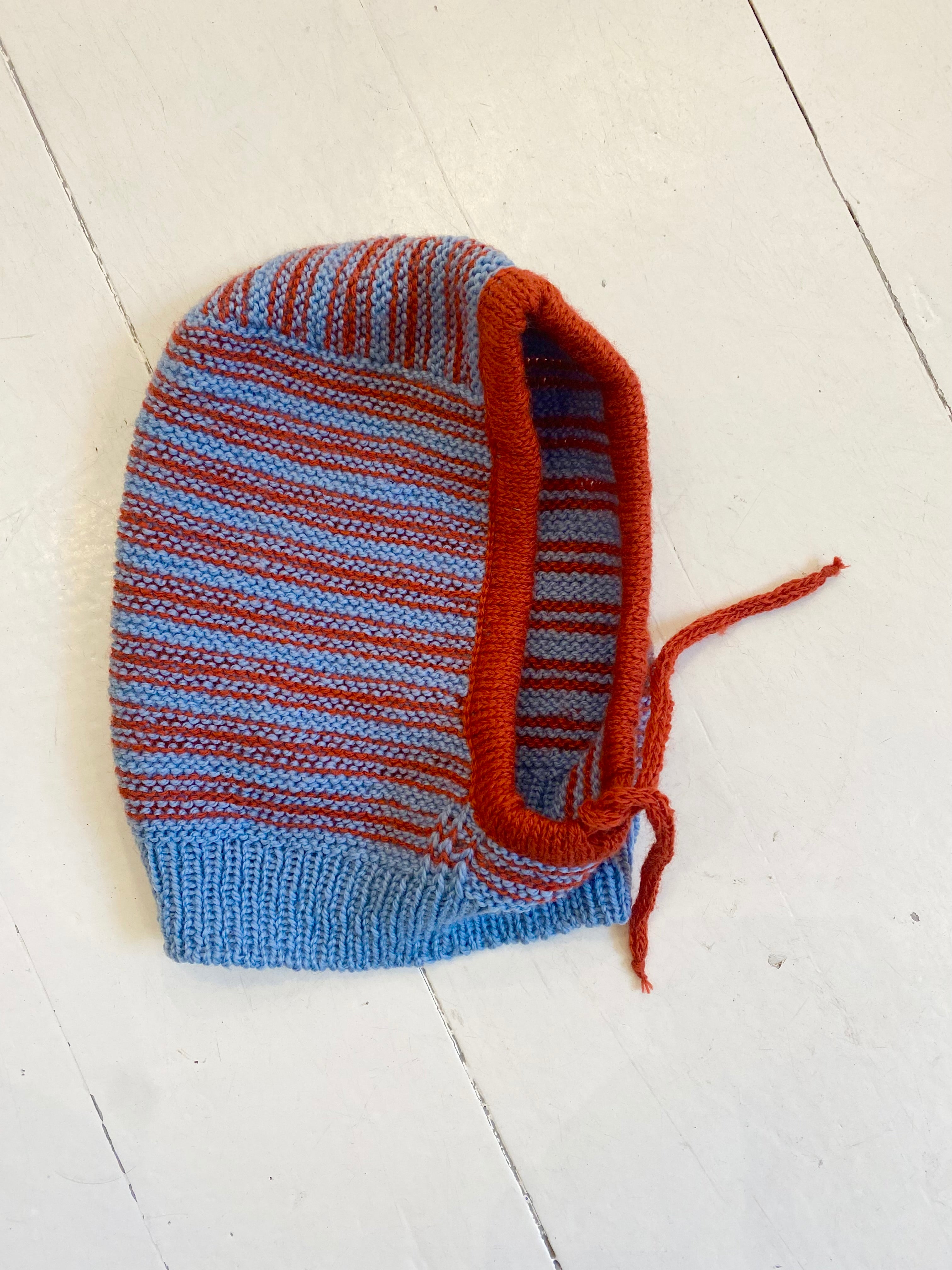 Balaclava lyseblå/rustrød