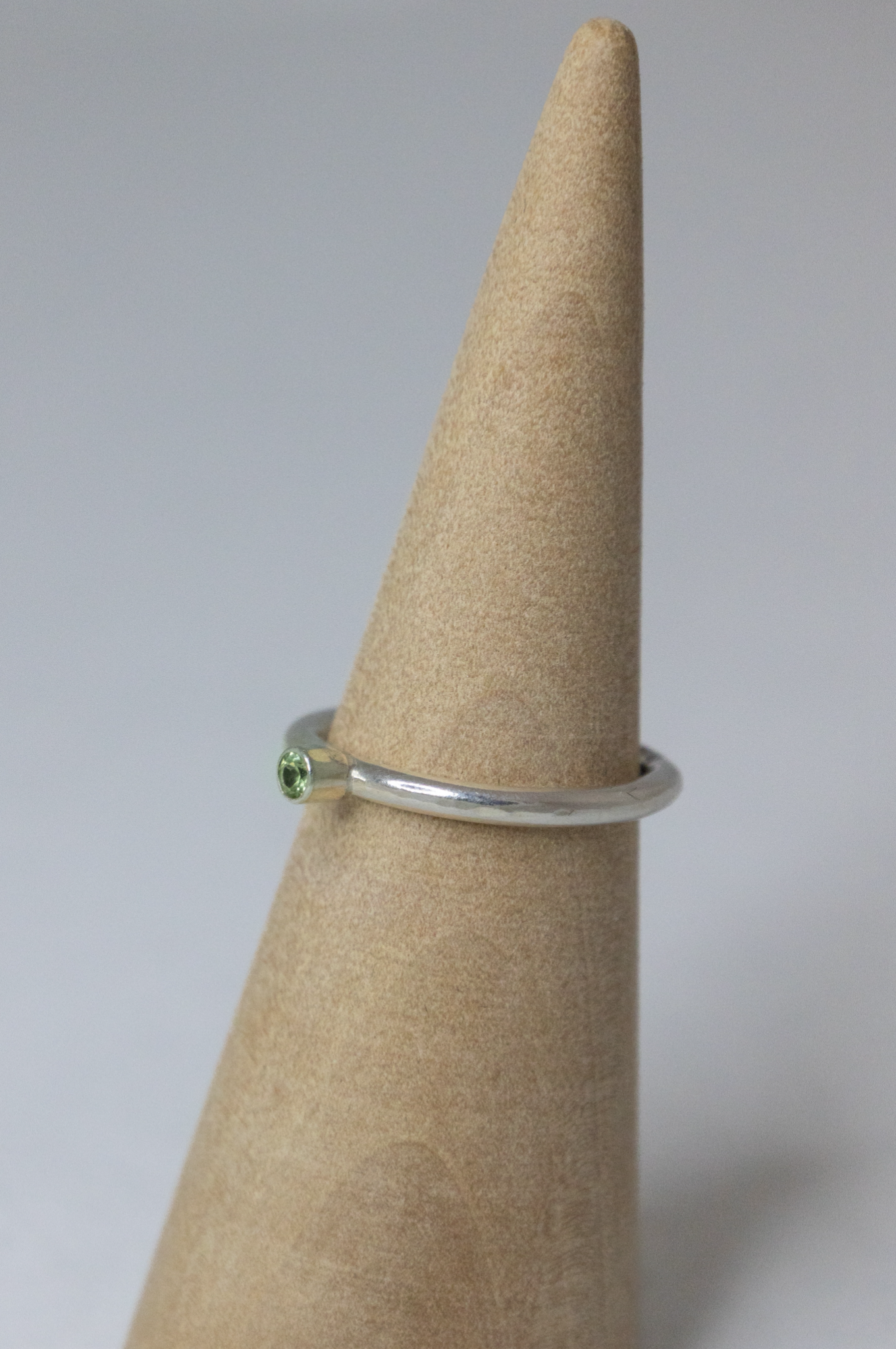 Sølvring med grøn peridot (str. 53)