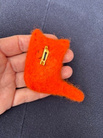 Filtet orange kat med hvid mave broche