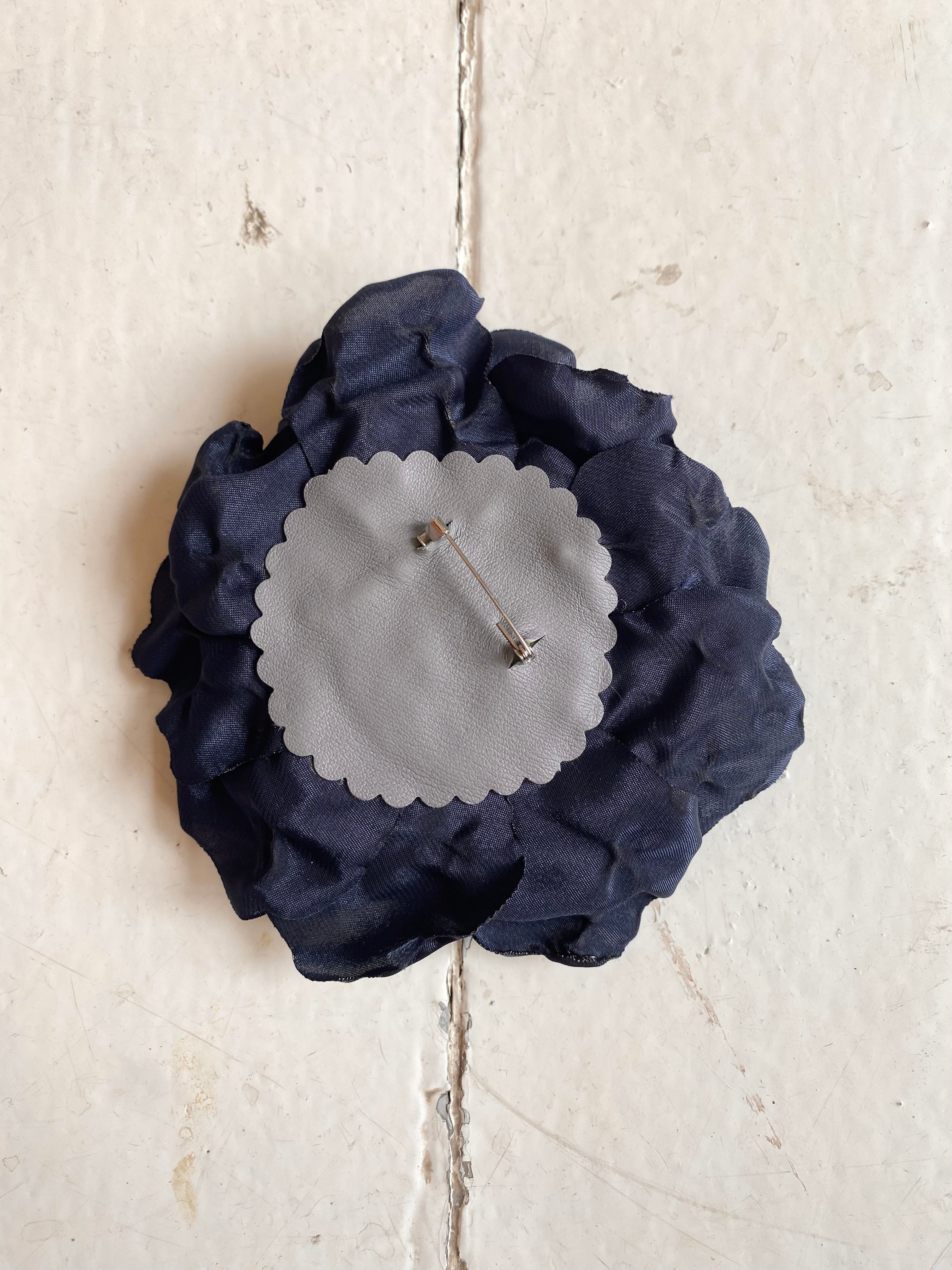 Unika broche mørkeblå