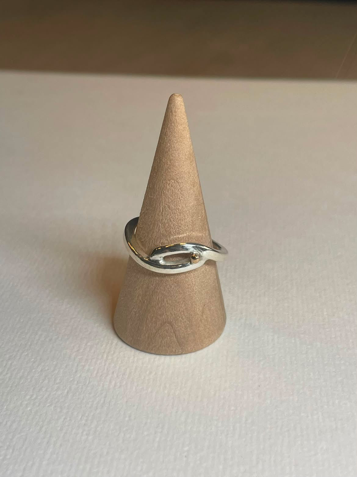 Sølvring Vulva med guldperle