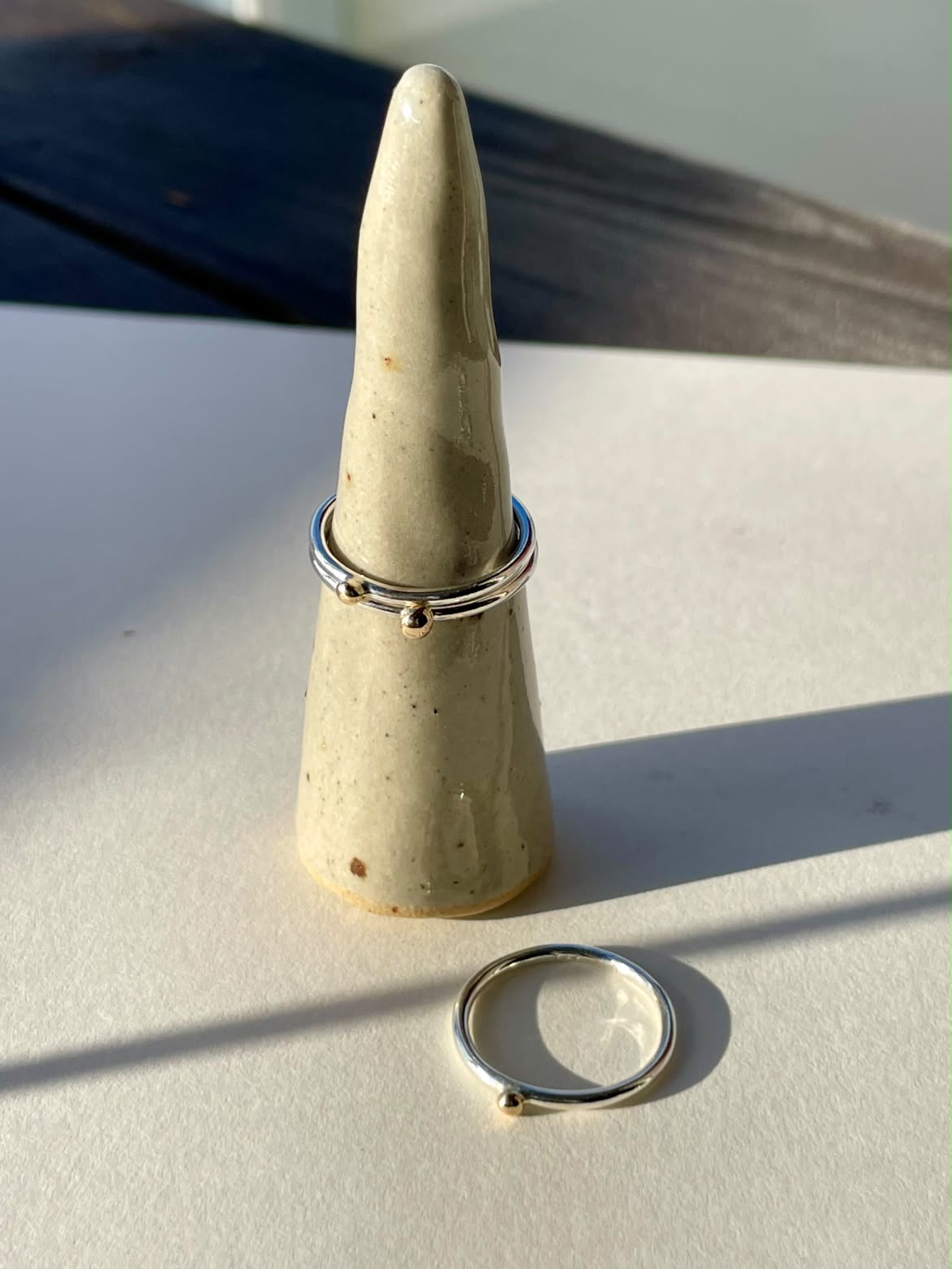 Sølvring med guldkugle