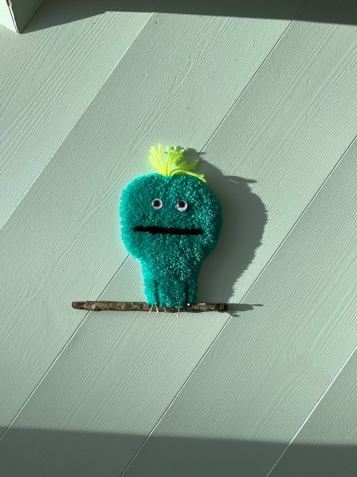 Pipmonster på pind vægophæng