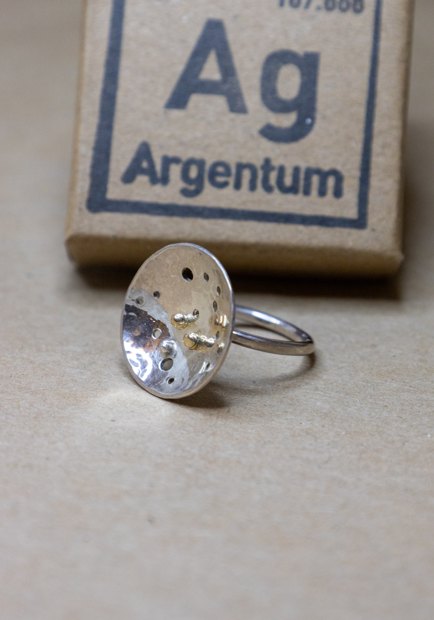 Unika sølvring med guldkugler (str. 56)