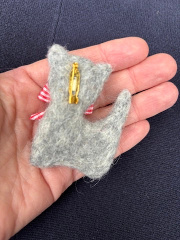 Filtet grå kat med sløjfe broche