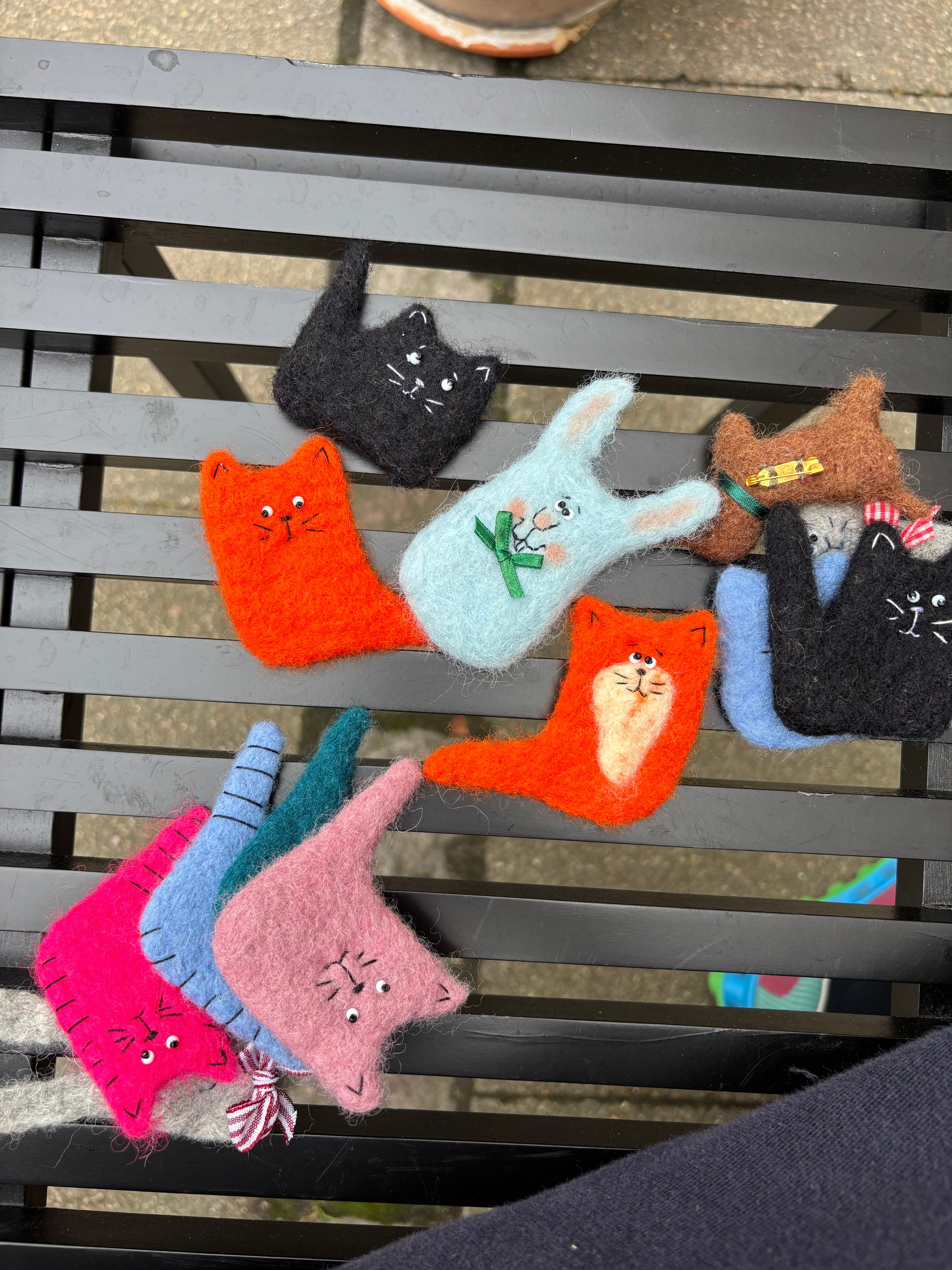 Filtet orange kat med hvid mave broche