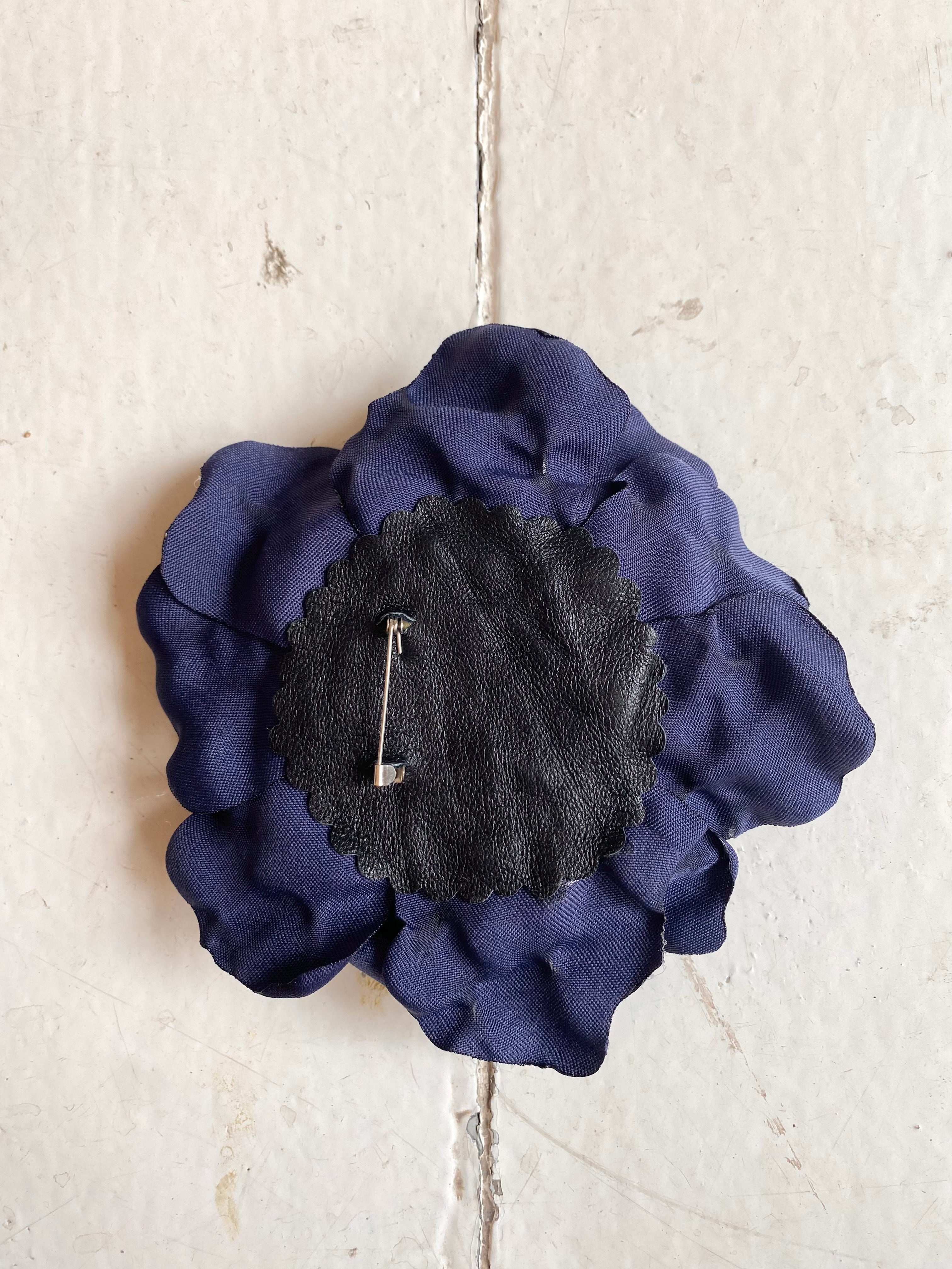 Unika broche mørkeblå