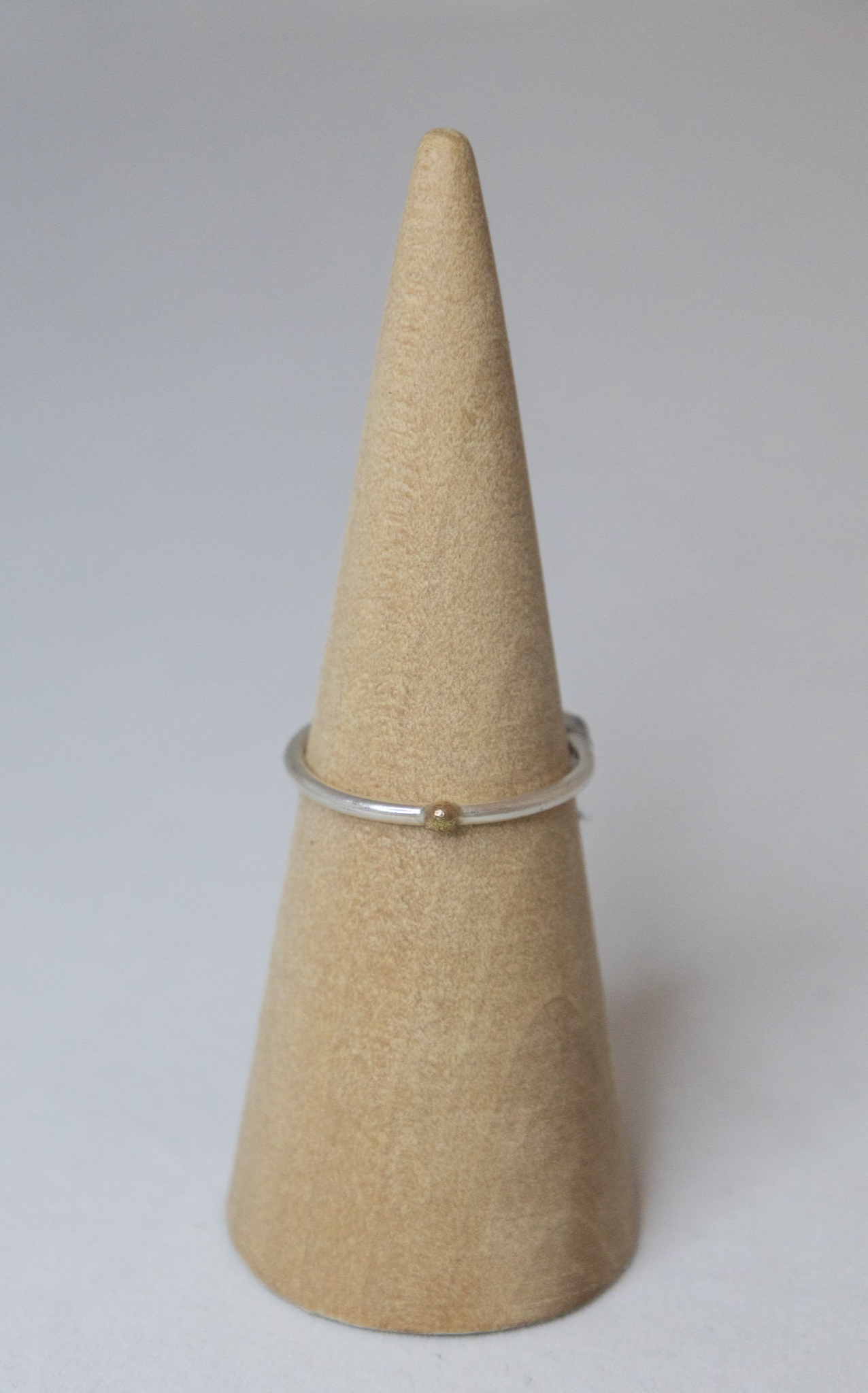 Sølvring med guldkugle (str. 58)