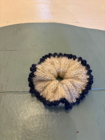 Scrunchie med knop-kant