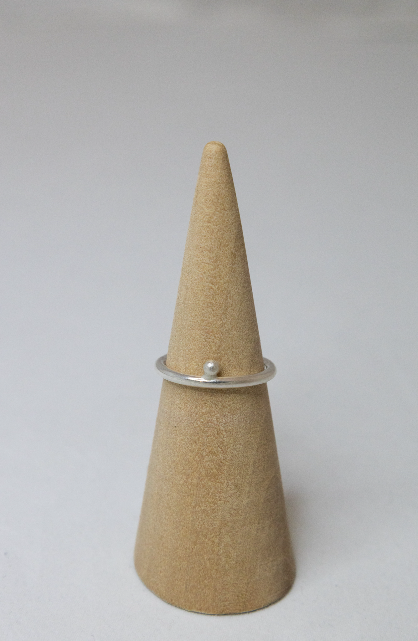 Sølvring med sølvkugle