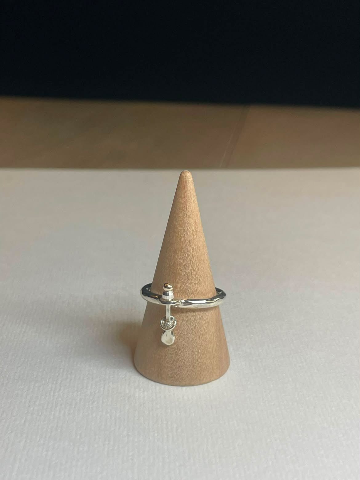 Fidget-ring, med stang og guldperle