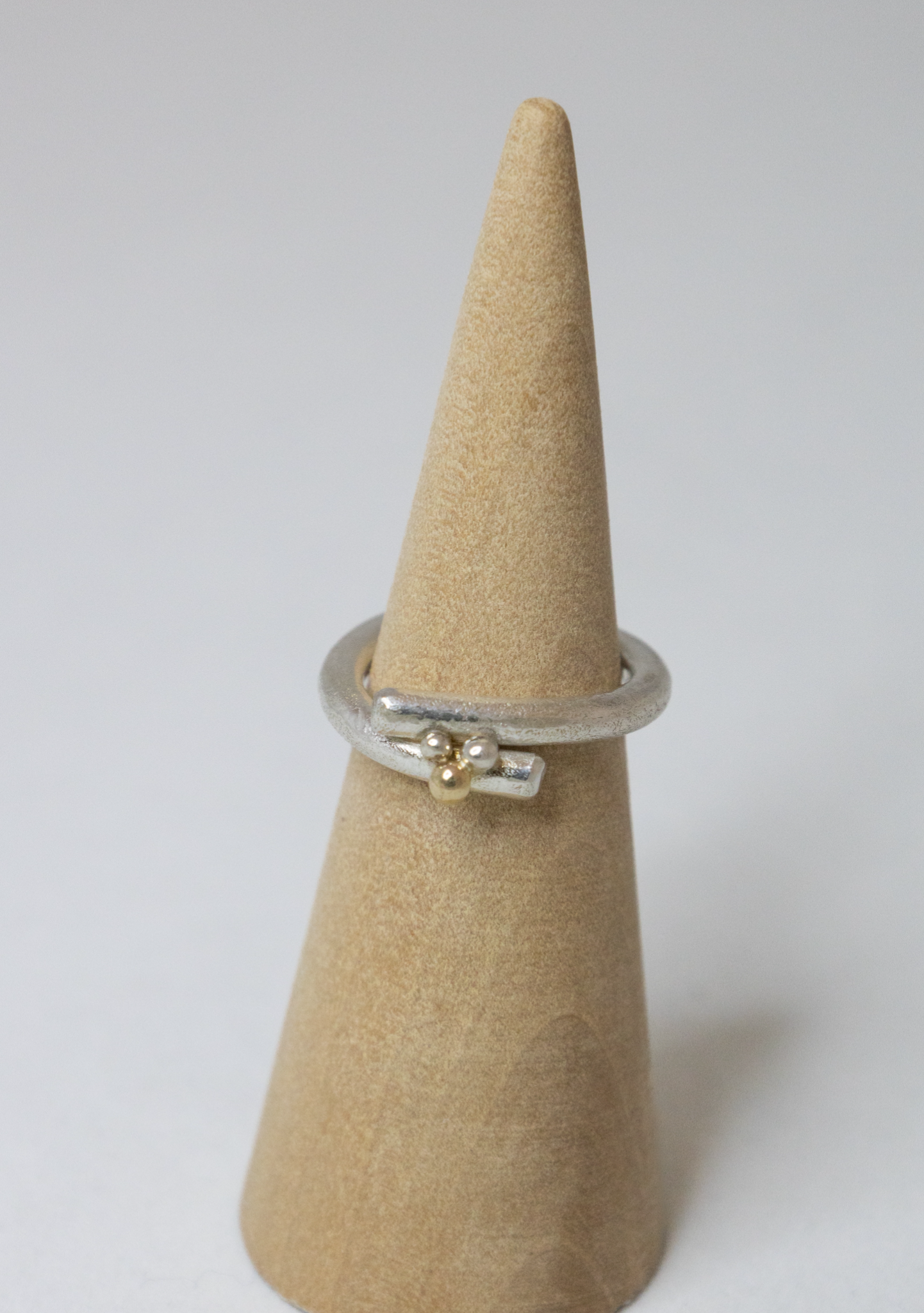 Sølvring med sølv- og guldkugle (str. 52)